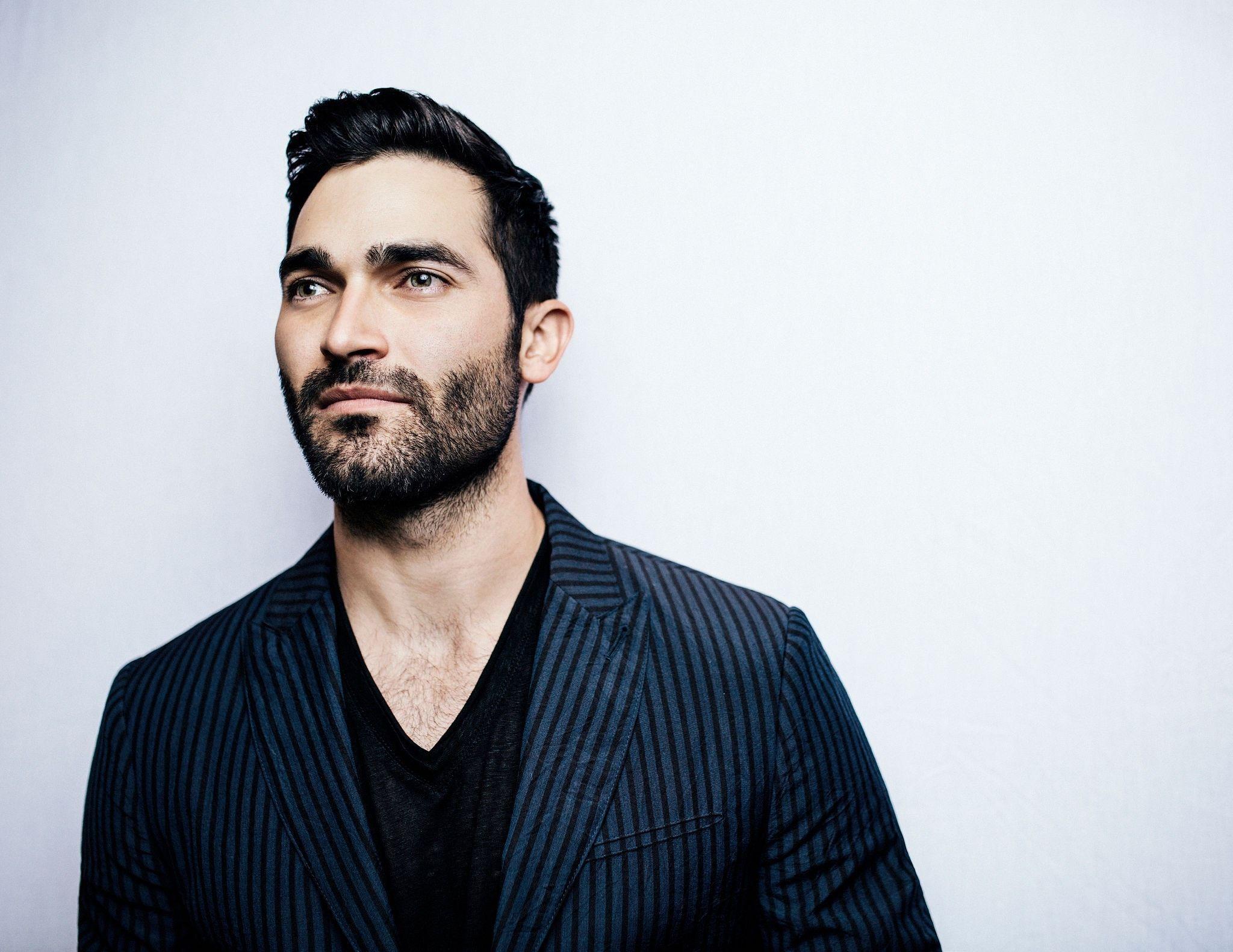 2048x1582 Tyler Hoechlin Wallpaper