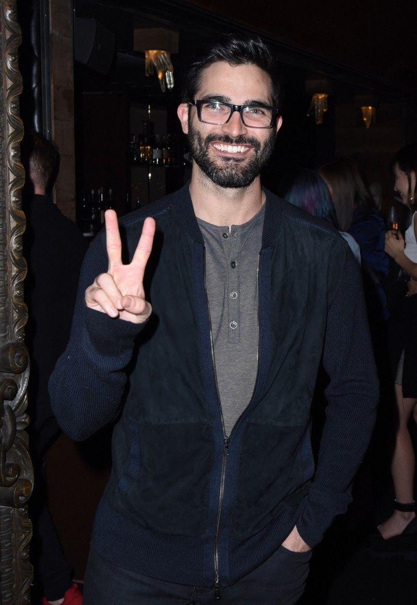 827x1200 Tyler Hoechlin wallpaper