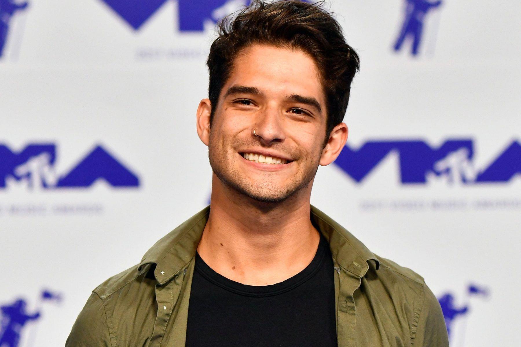 1800x1200 Tyler Posey HD