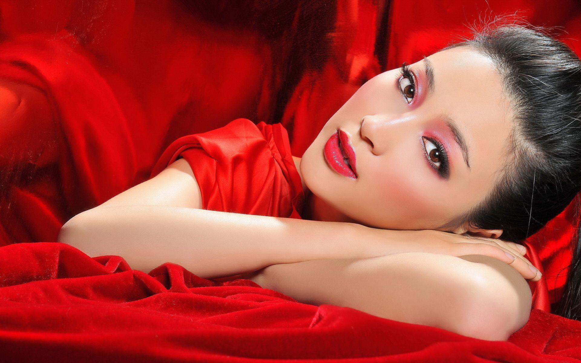 1920x1200 Girl Top Mac Red Background. Beauty. Simply red