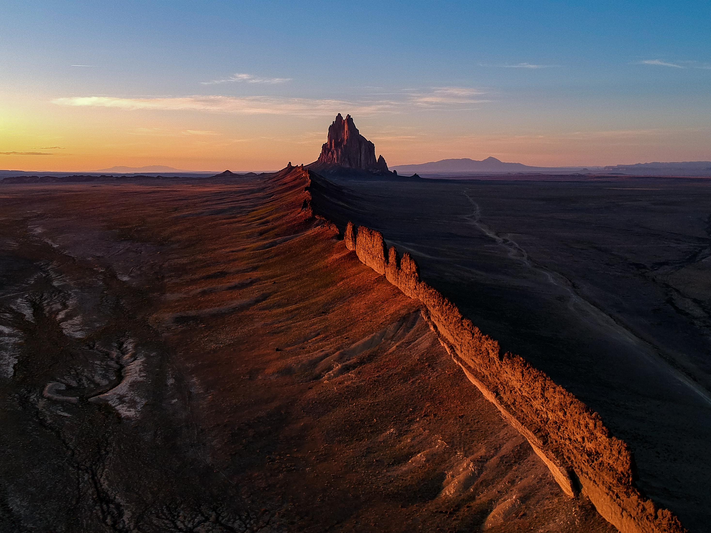 2935x2201 Sunset at Shiprock (Tsé Bit'a'í in Navajo), a volcanic peak rising above the desert in northwestern New Mexico, USA [OC] [2935x2201]