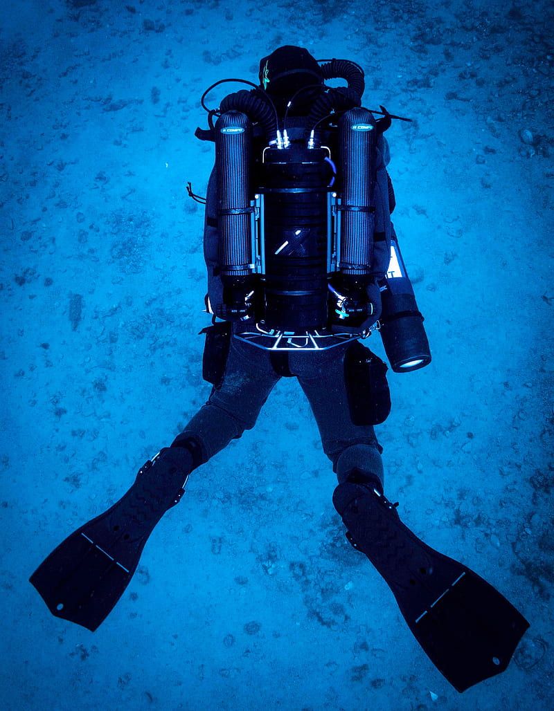 800x1028 HD scuba diver wallpaper