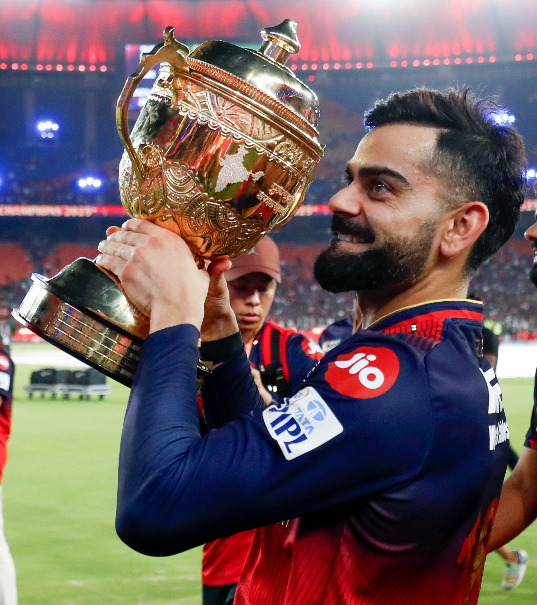 1879x2118 virat kohli gets emotional as rcb lifts ipl 2025 trophy first time key moments of kohli in photo ये जोश, ये जज्बा, ये आंसू, ये भूख.विराट कोहली की ये 10 तस्वीरें बयां