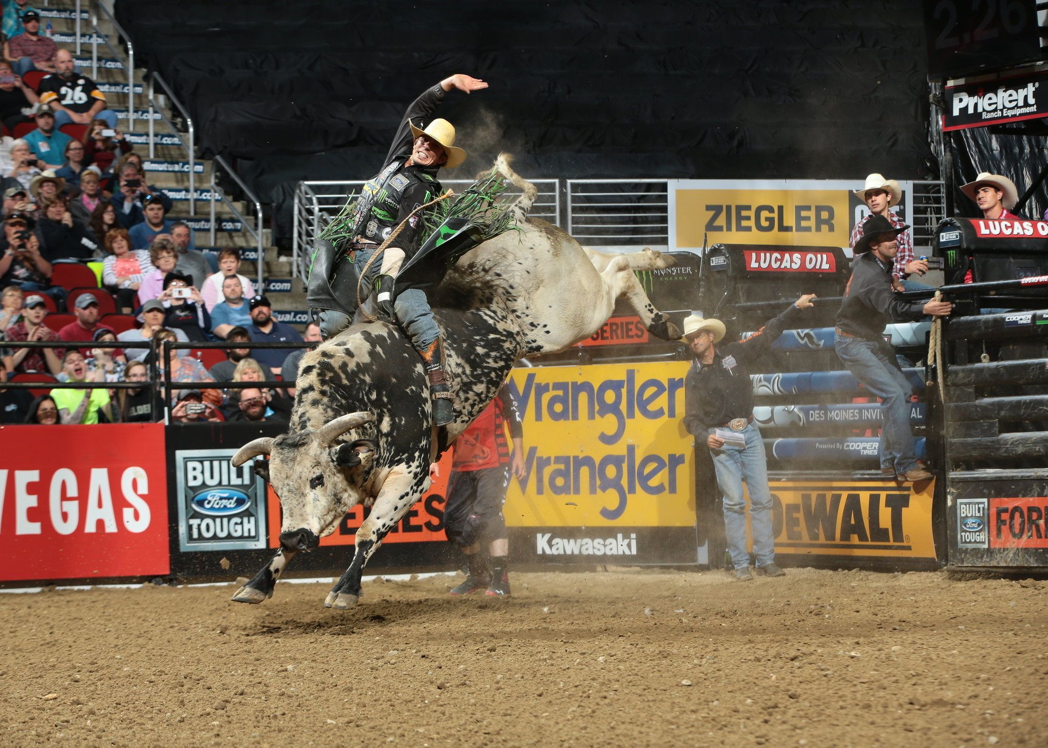 2048x1463 Bullriding Wallpaper