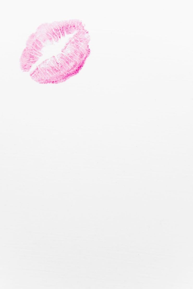 740x1110 Kiss Mark Simple Photo Free High Quality Picture