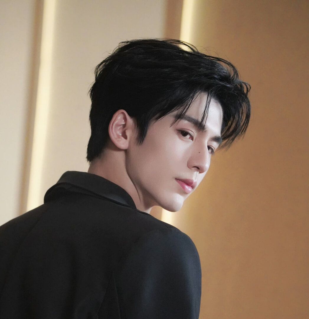 1047x1080 Official Zhang Ling He 张凌赫. Thread Pop Source: The K Pop Community You've Been Searching For