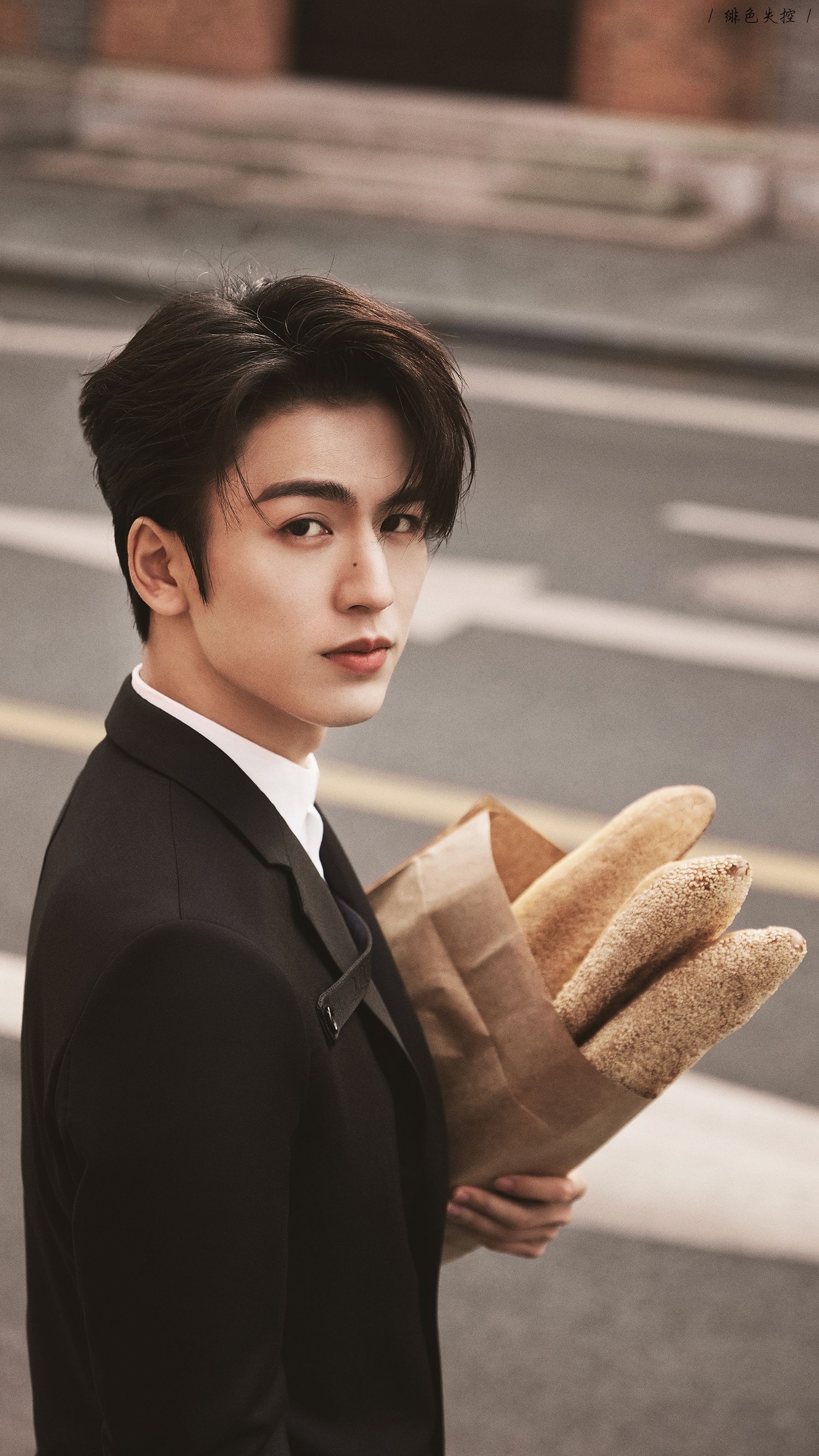 1500x2667 Zhang Linghe Dior men's mobile phone wallpaper Linghe handsome black suit mobile wallpaper