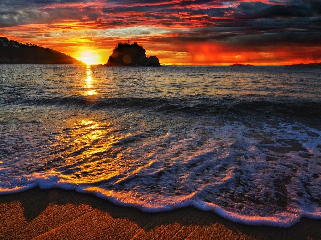 1024x768 Beach waves wallpaper