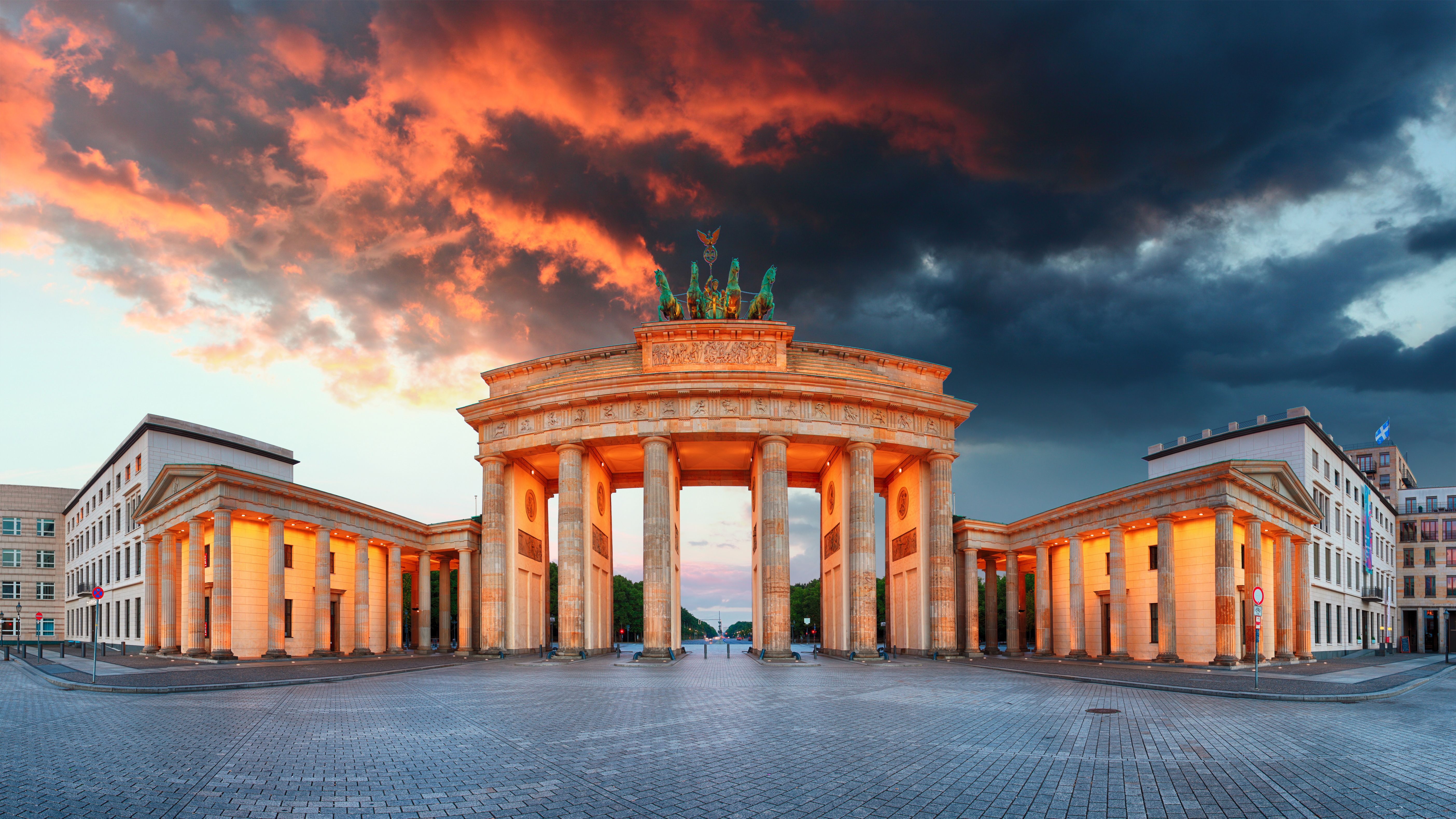 5616x3159 Brandenburg Gate: Stunning 4K Ultra HD Wallpaper of a Berlin Icon