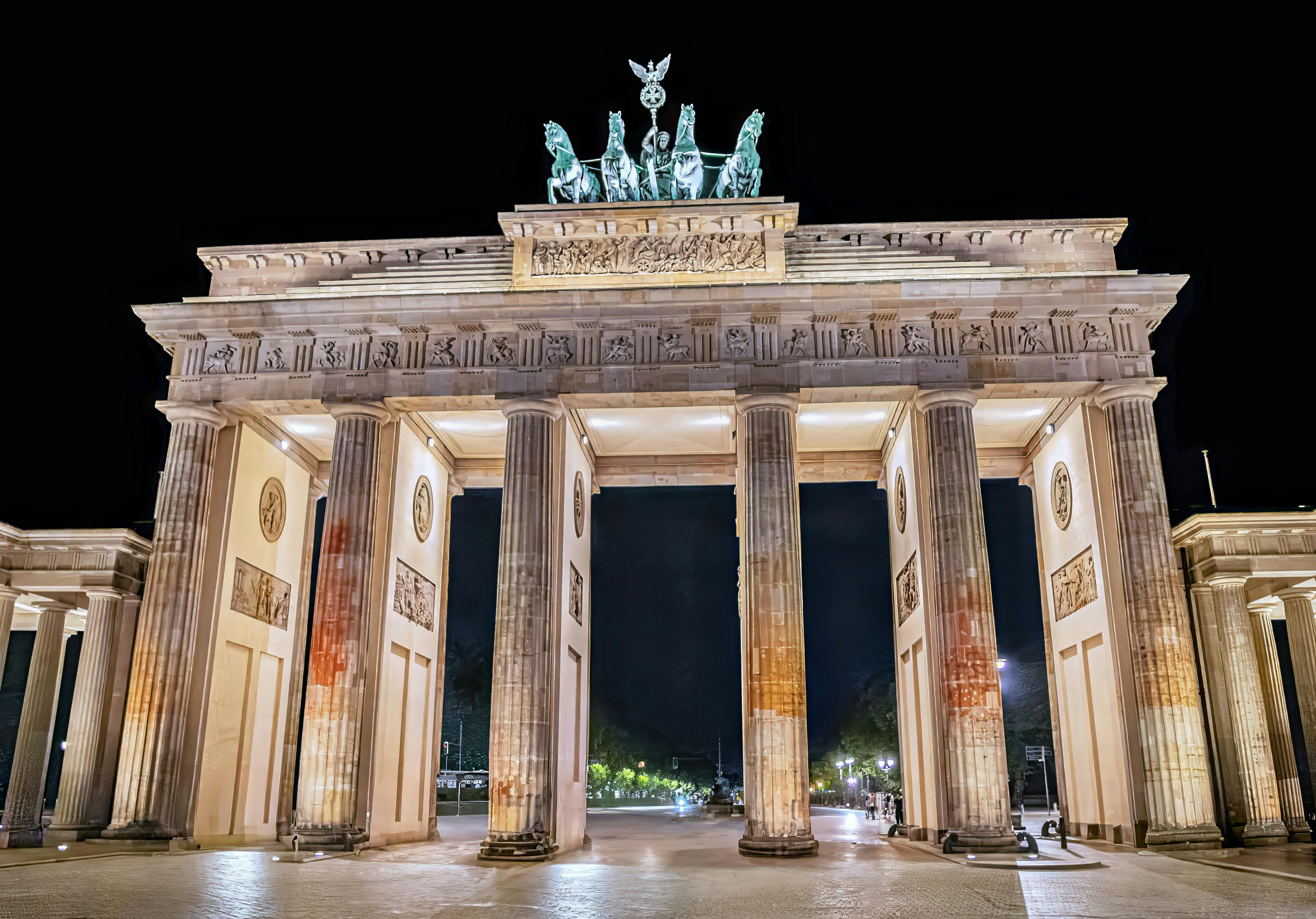 5039x3517 Illuminated Brandenburg Gate in Berlin · Free