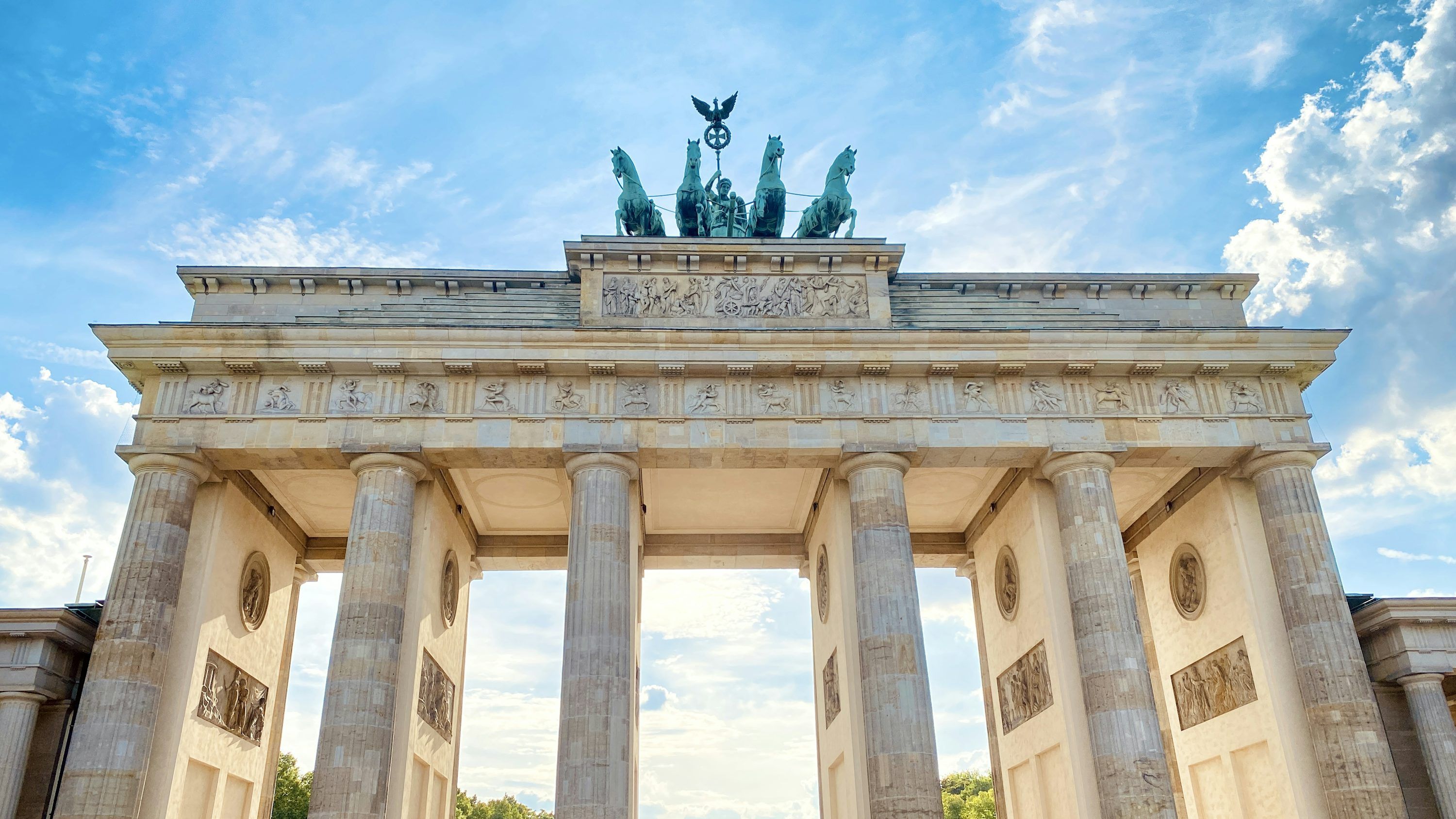 3000x1688 The brandenburg gate under a bright blue sky. photo