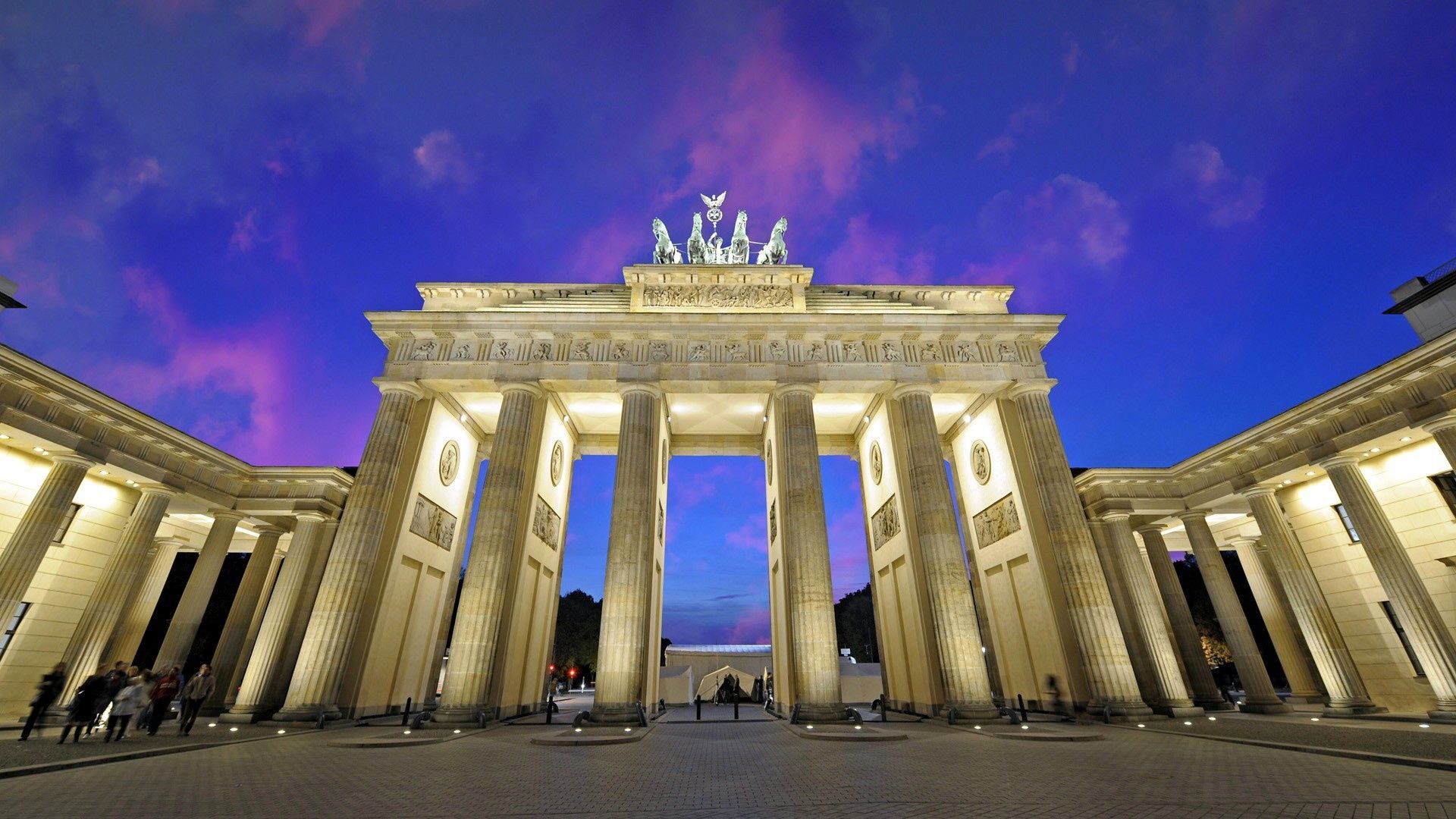 1920x1080 Wallpaper lights, people, the evening, arch, columns, Berlin, Brandenburg gate, horse group for mobile and desktop, section город, resolution 1920x1080