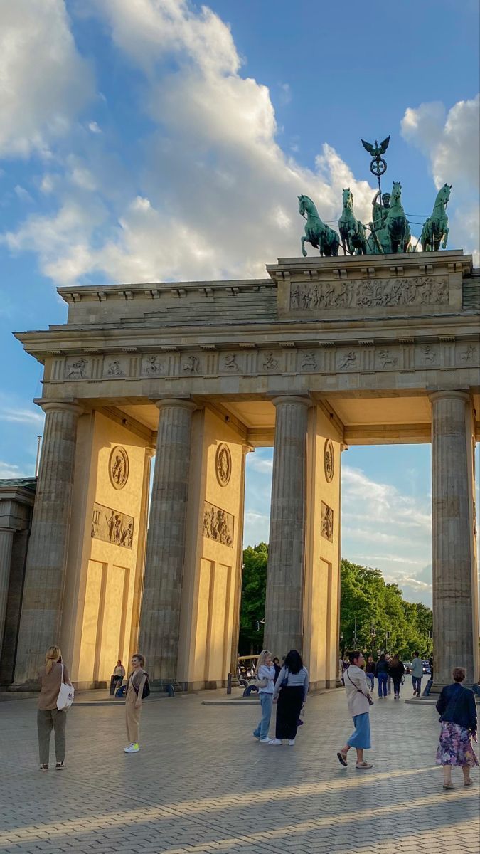 675x1200 BERLIN- Brandenburg Gate