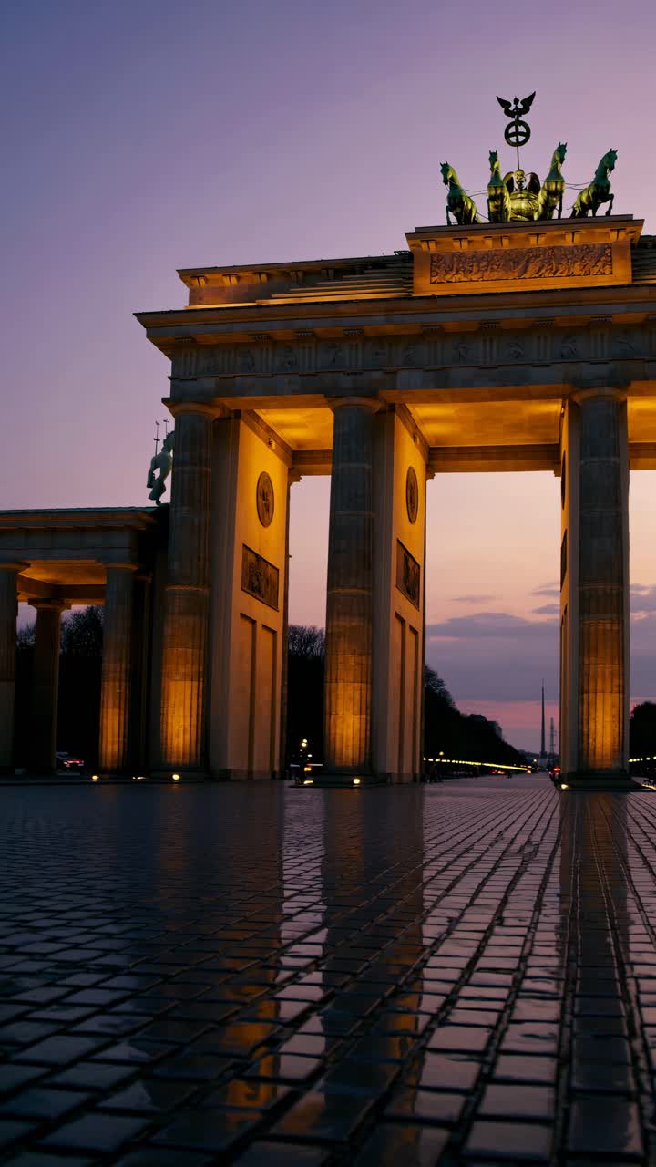 720x1280 Beautiful brandenburg gate in berlin at evening germany