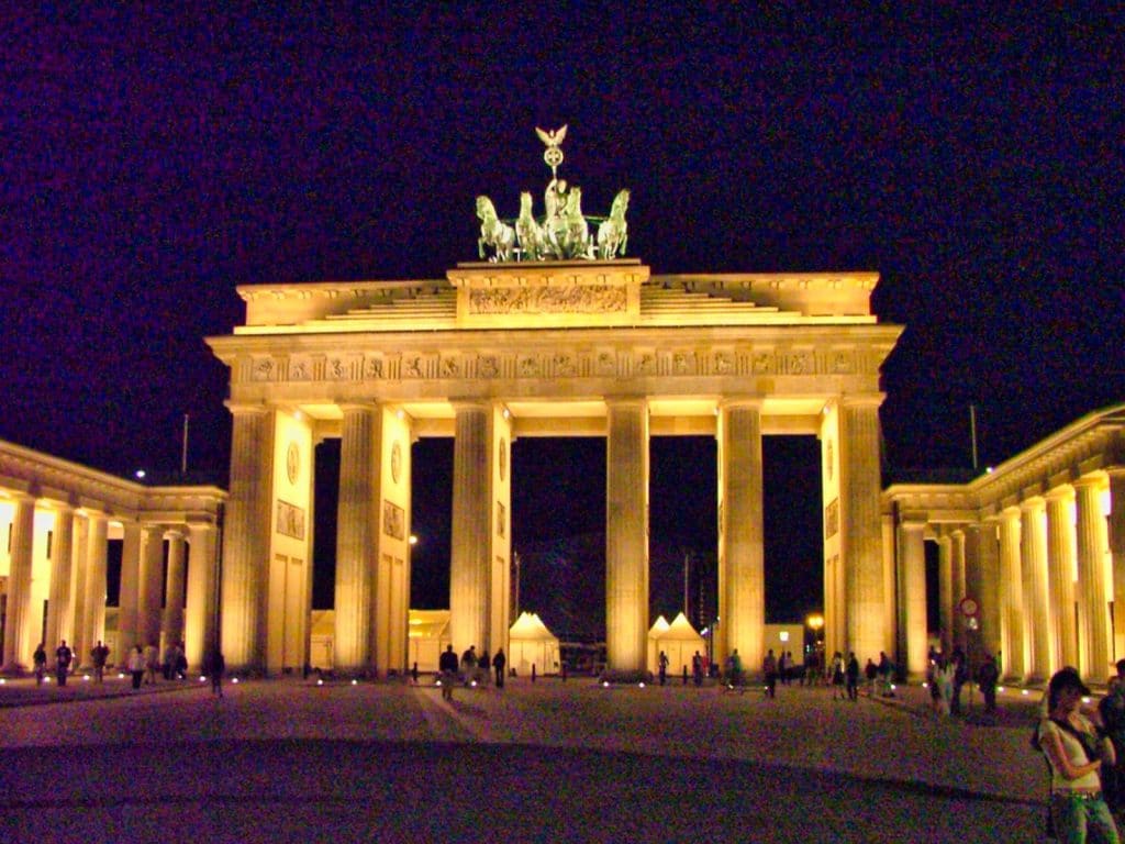 1024x768 Brandenburg Gate sight in Berlin