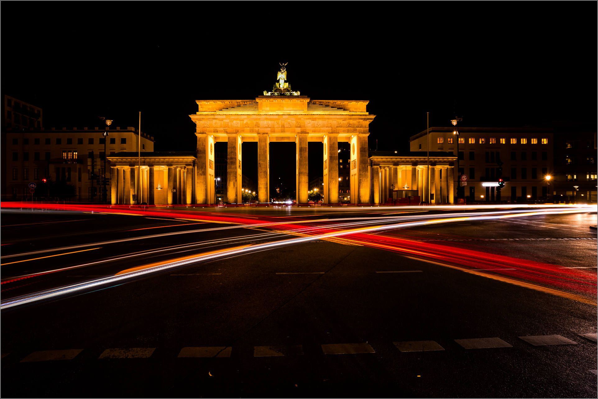 1924x1284 Nightlines and the Brandenburg Tor. Christopher Martin Photography
