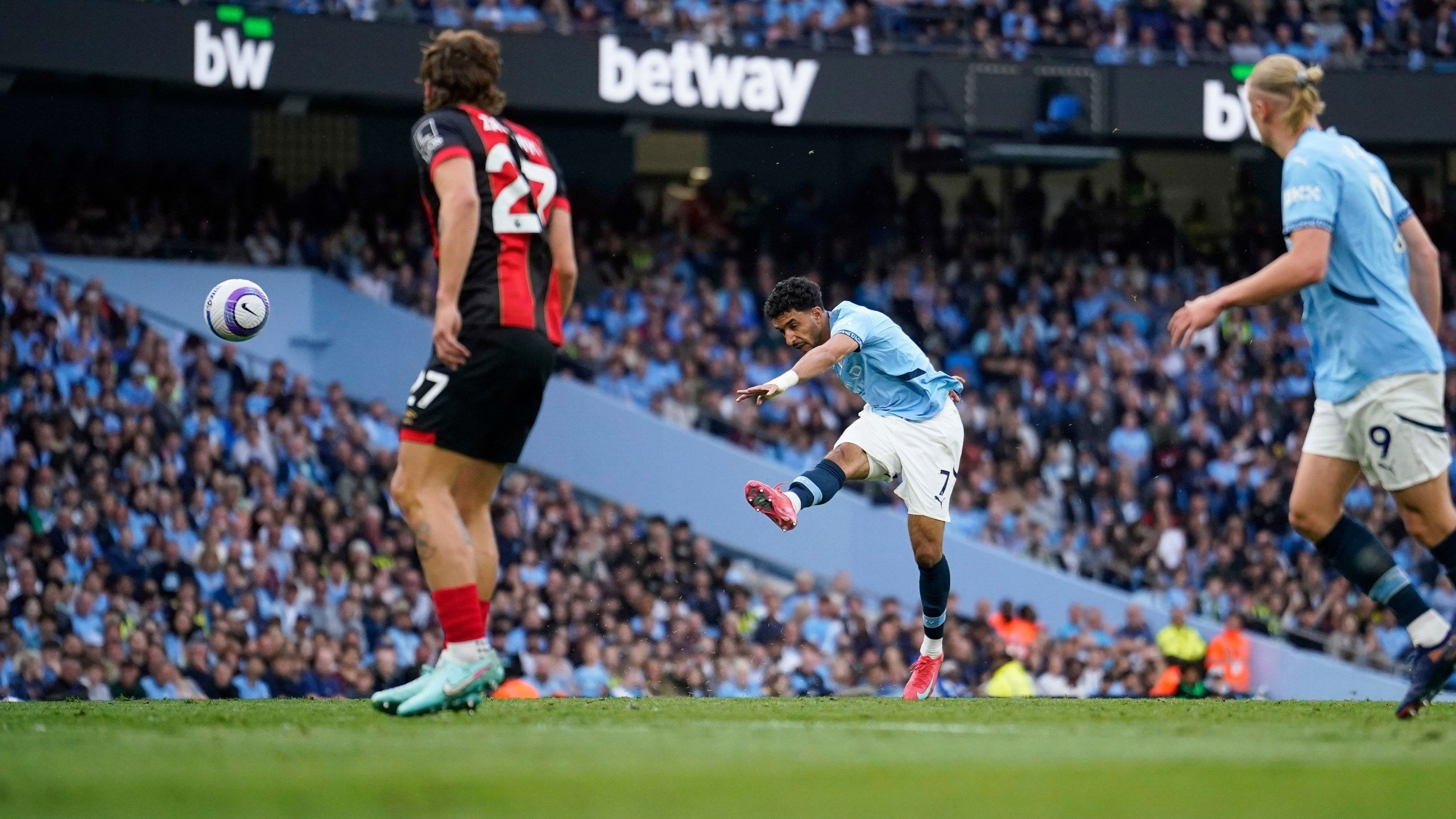 2560x1440 Omar Marmoush scores stunning goal as Kevin De Bruyne says goodbye to Man City