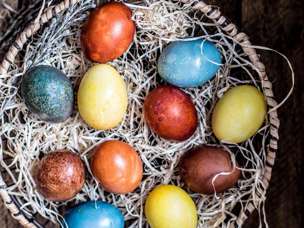 1024x768 Download wallpaper 1024x768 eggs, basket, easter, colored