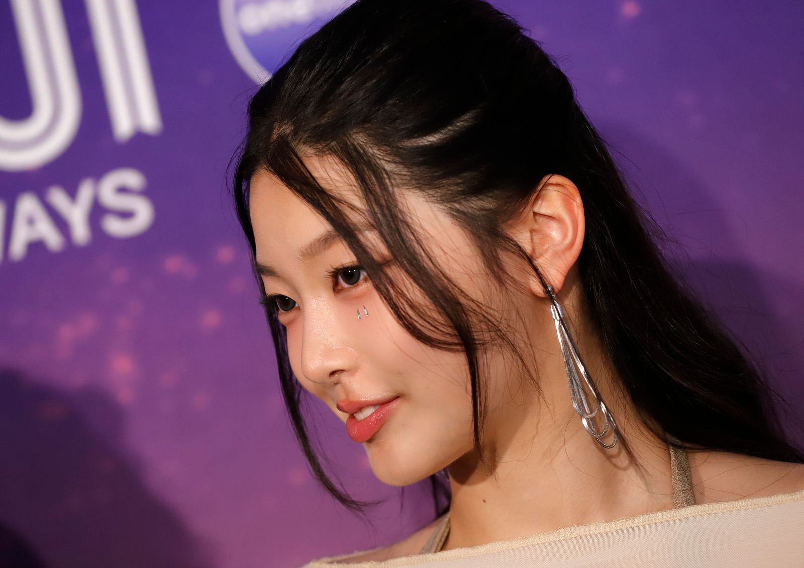 1600x1129 KATSEYE's Yoonchae Jeung Breaks Down Her Viral Blush Technique