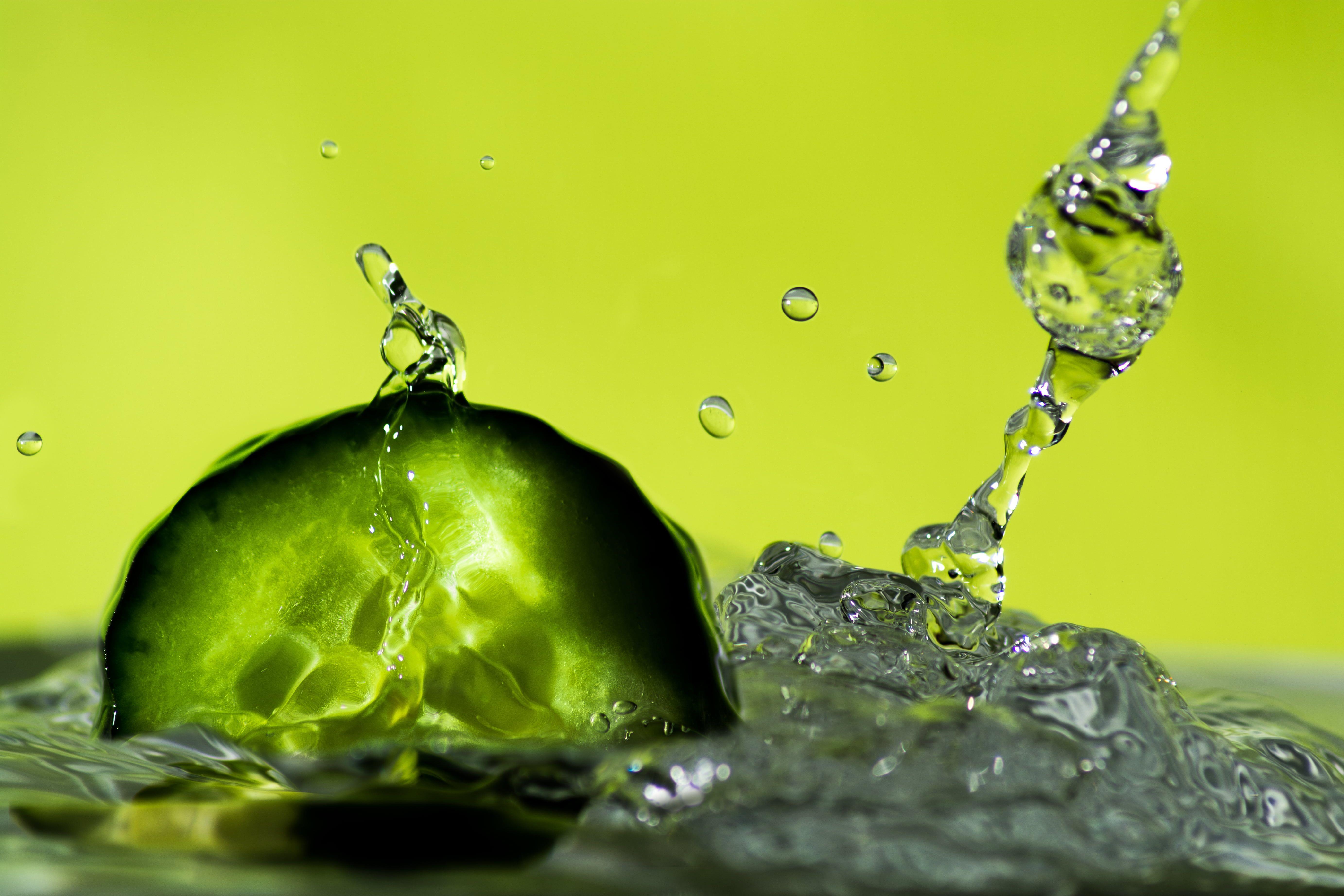 5531x3687 Close up photography of water drop splash, cucumber HD wallpaper