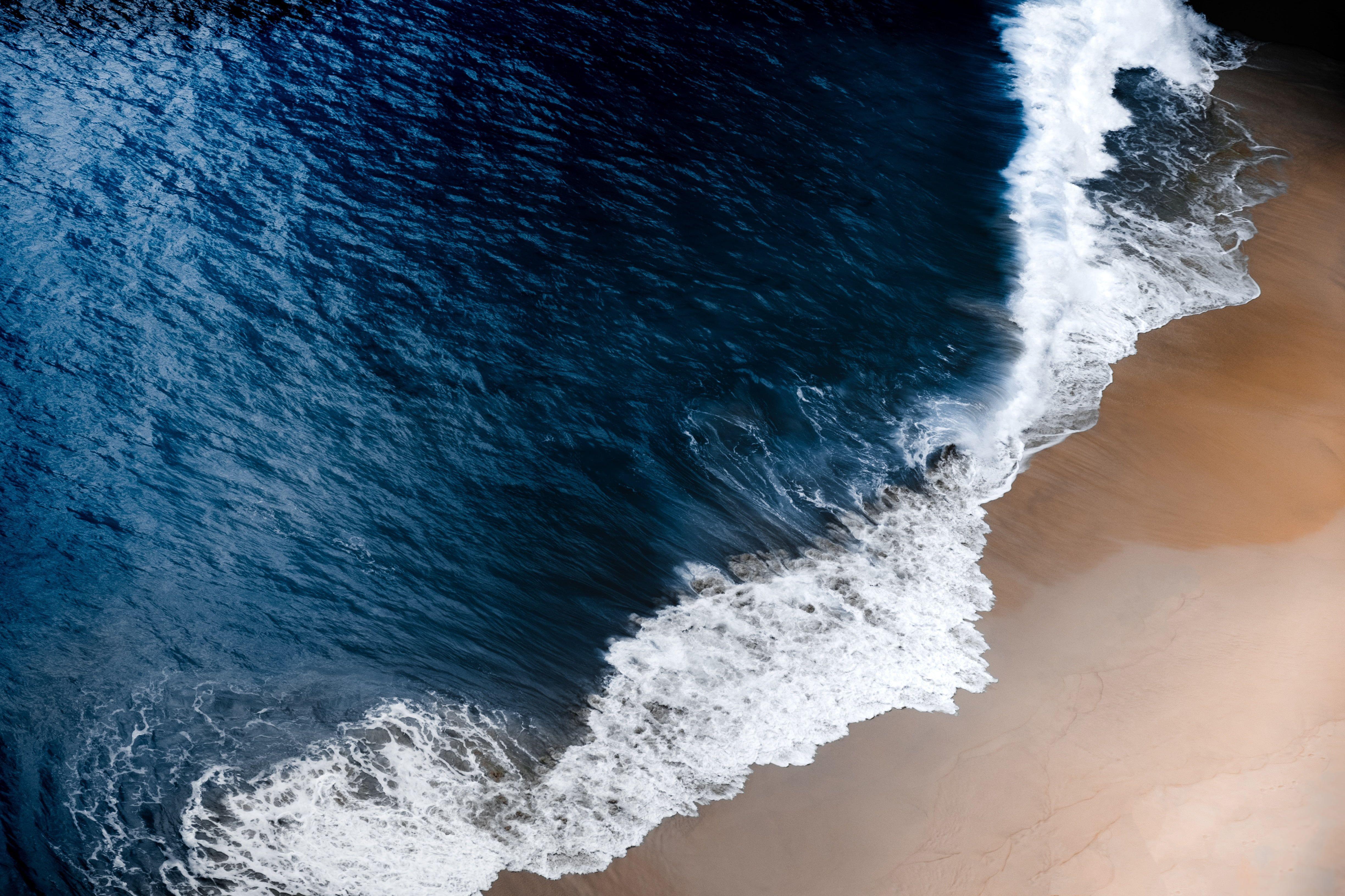 4896x3264 Aerial photography of ocean waves on seashore HD wallpaper