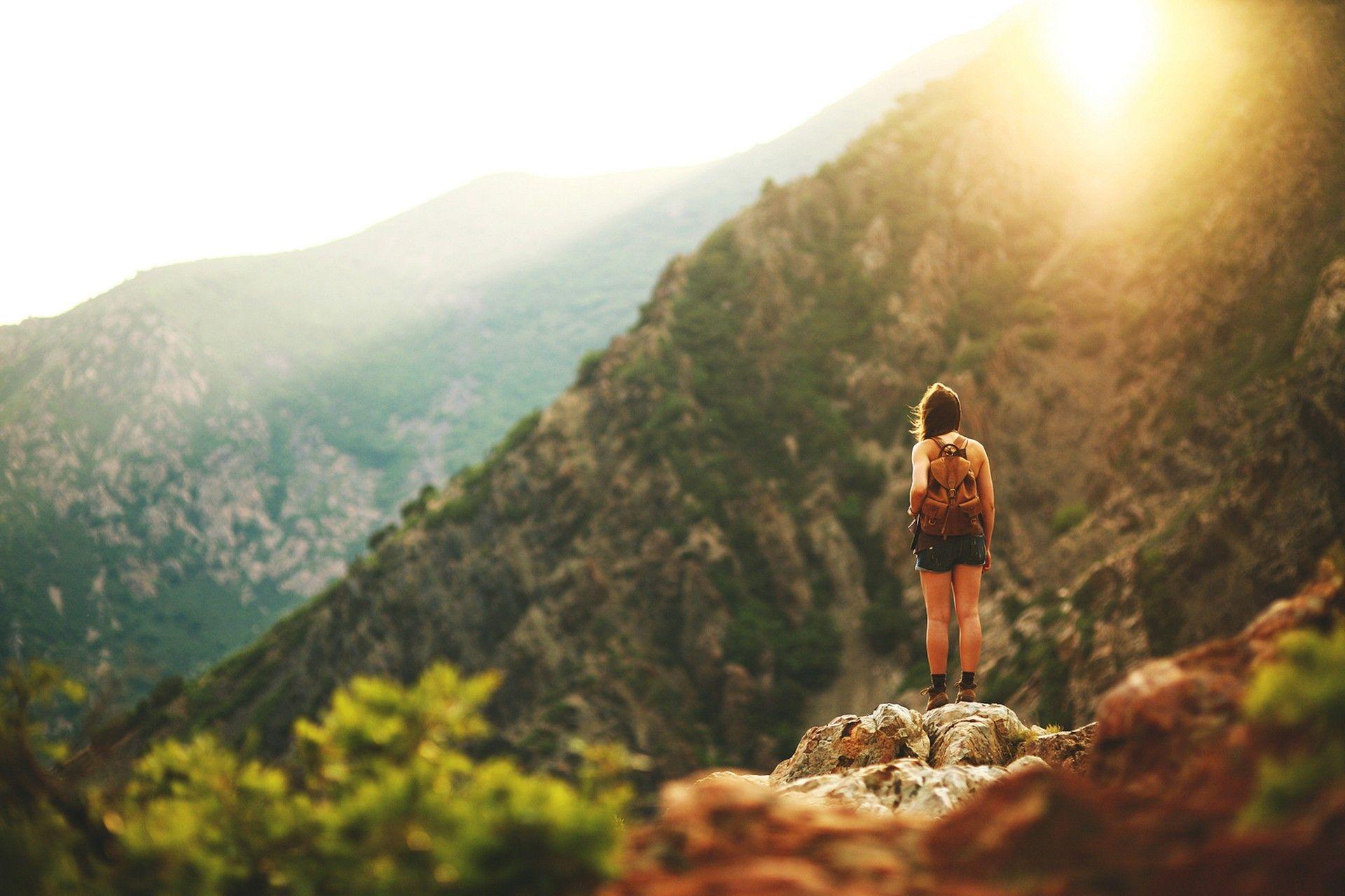 Mountain woman. Фотосессия в горах. Девушка в горах. Уединение с природой. Девушка в горах со спины.