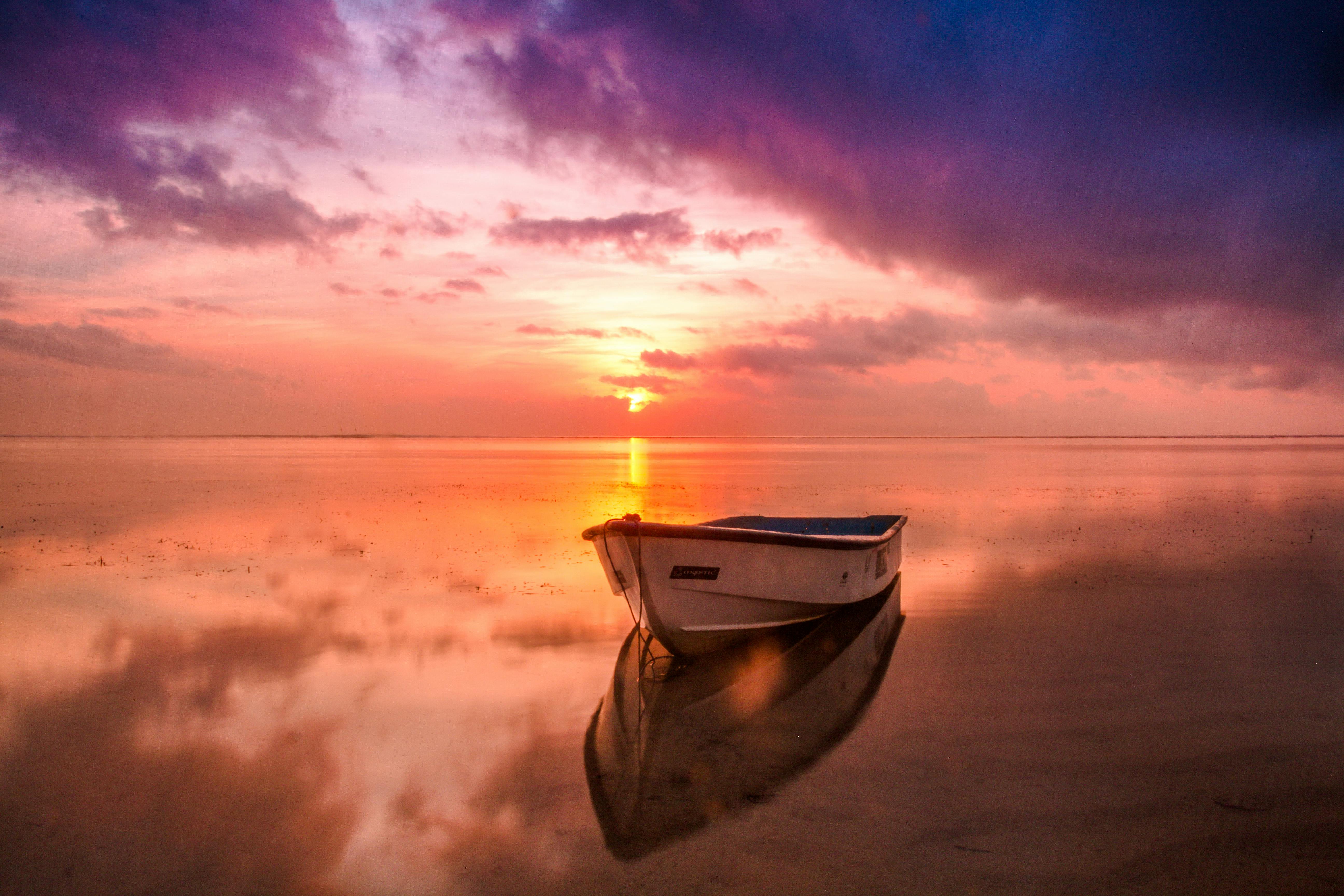 5184x3456 White Row Boat on Body of Water · Free