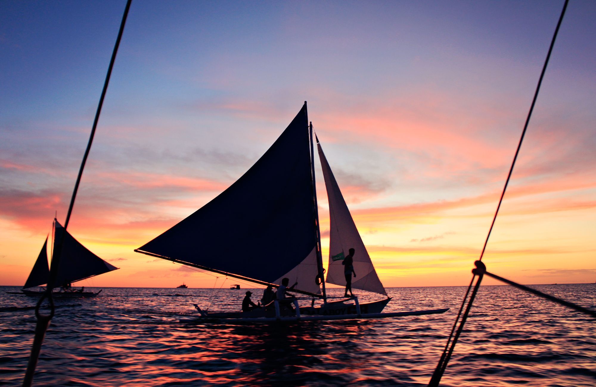 2000x1301 Boracay boat