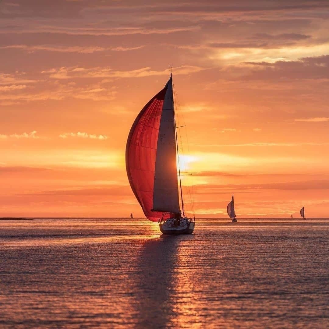 1080x1080 Sailing into the sunset