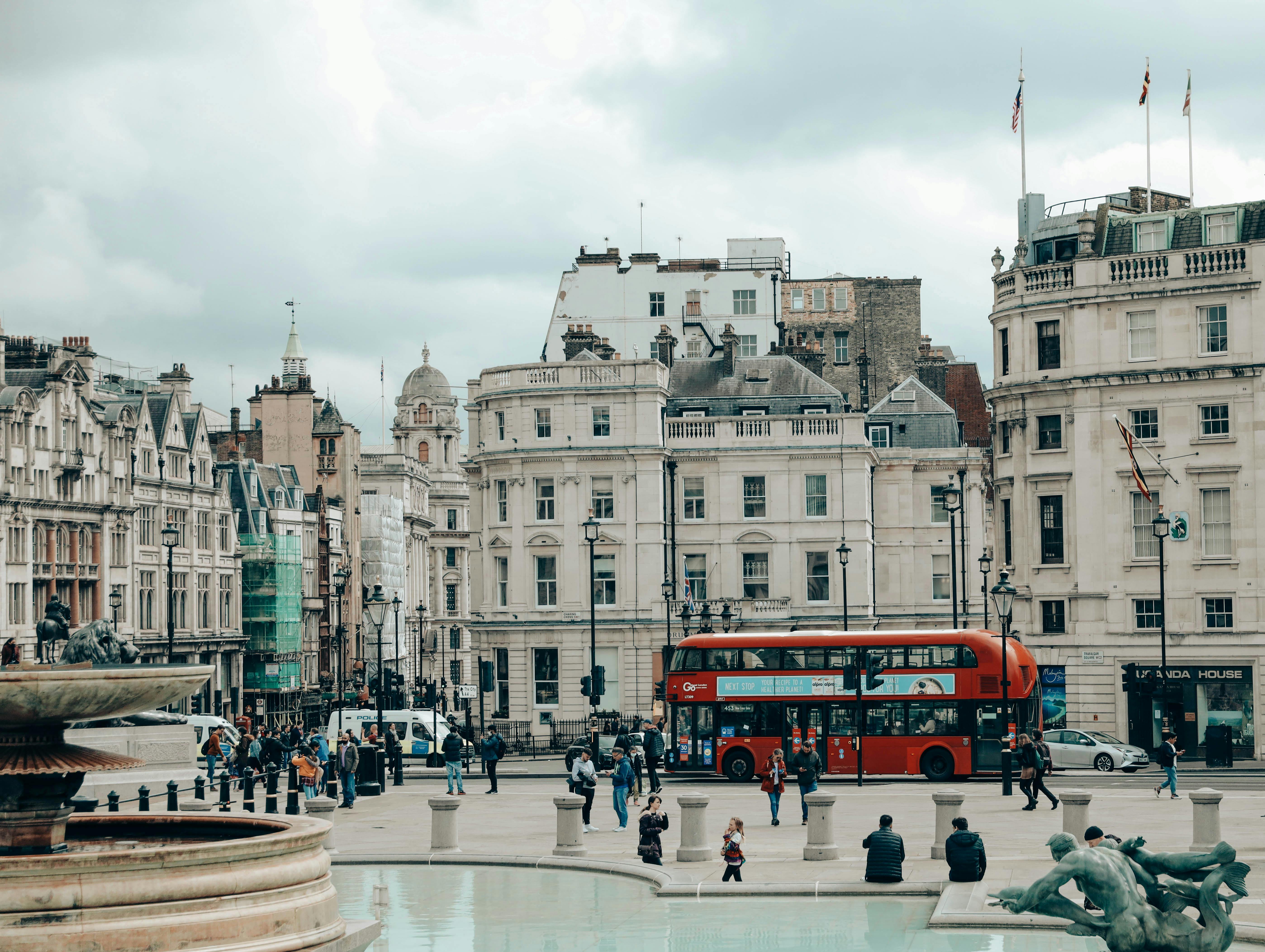 5593x4211 Photo of Water Fountain on Central London · Free