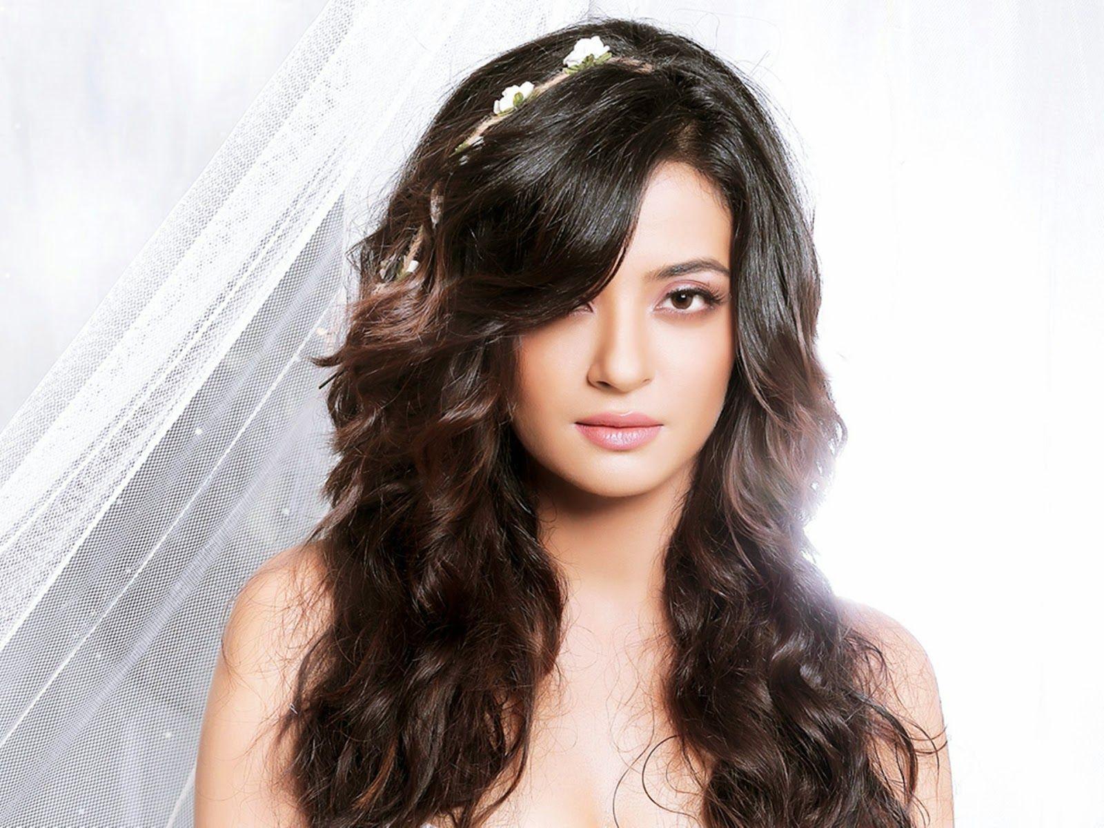 1600x1200 Picture Windows: Surveen Chawla Full HD Wallpaper