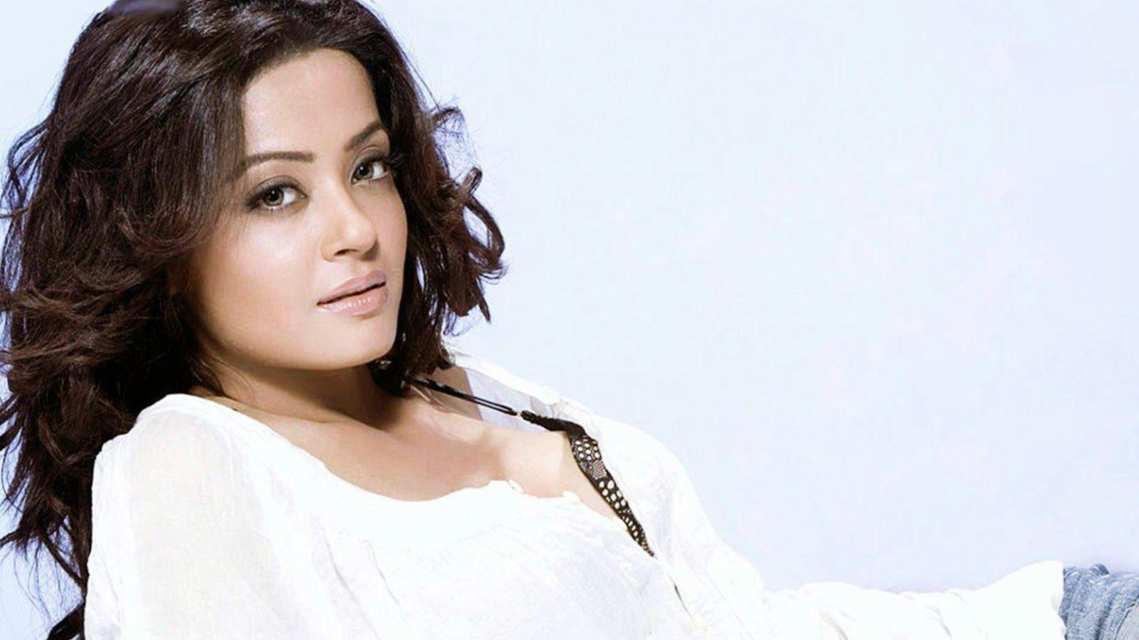 1600x900 Surveen Chawla Wallpaper HD Background Free Download
