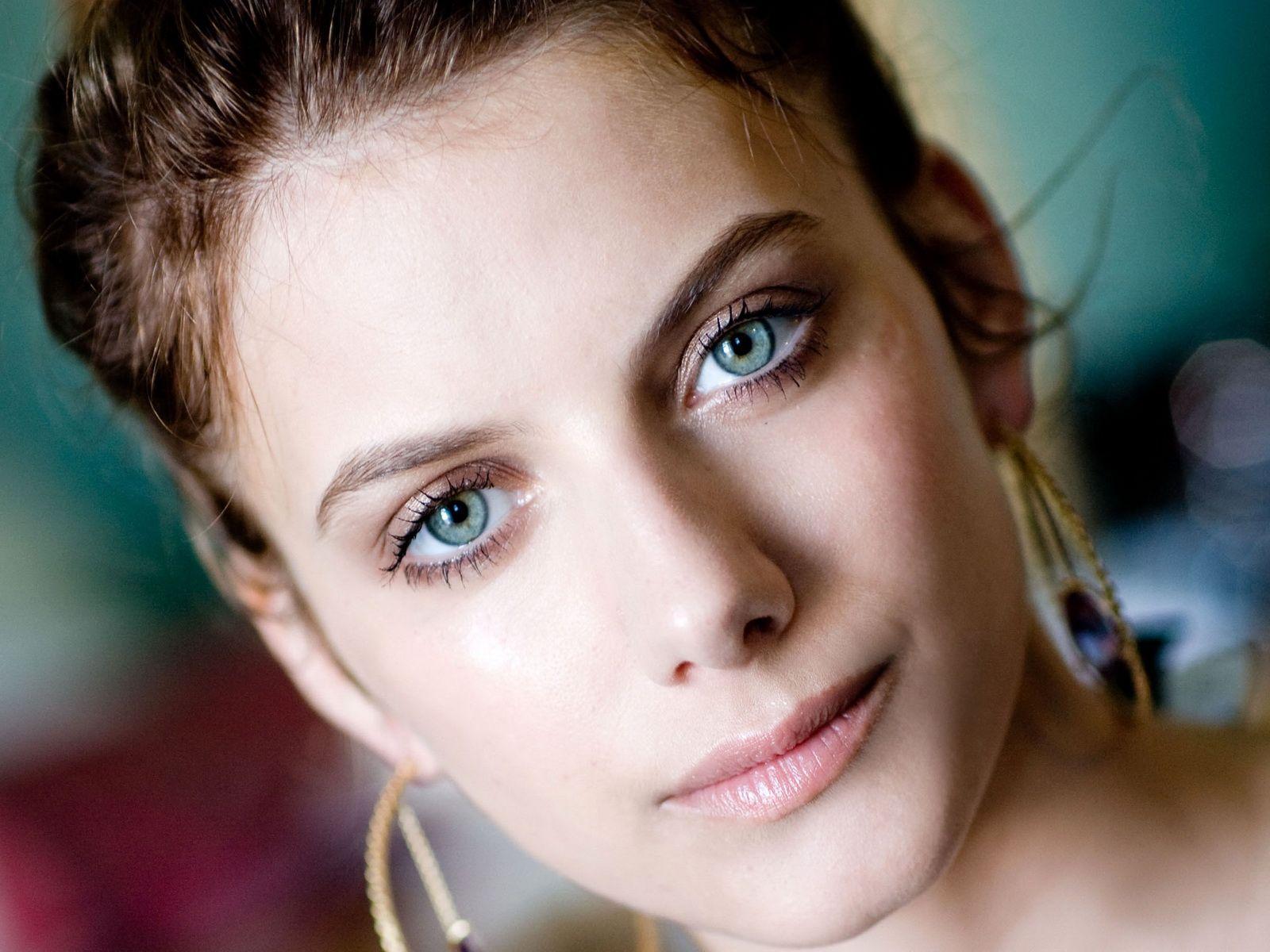 1600x1200 Melanie Laurent Face HD Wallpaper 53775 1600x1200px