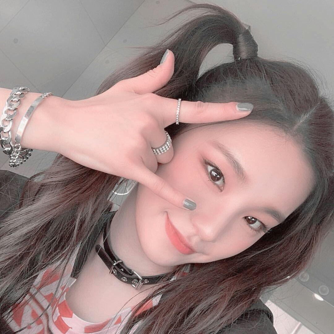 1080x1080 yeji aesthetic