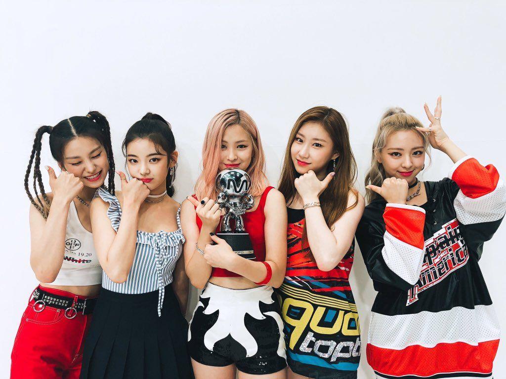 1024x768 itzy pics performing at the Soribada Awards