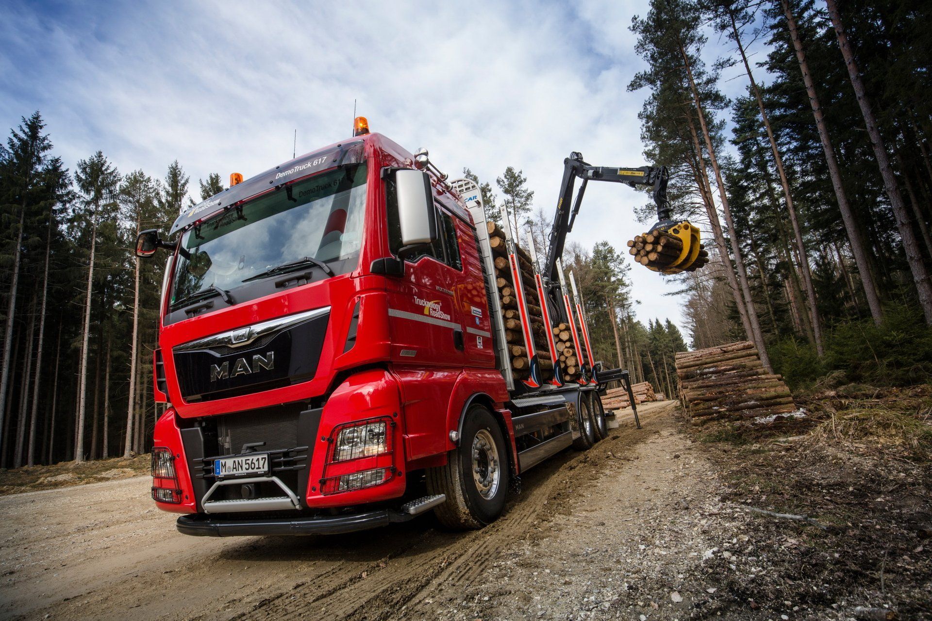 1920x1280 4K Ultra HD Logging Truck with Operator in Forest