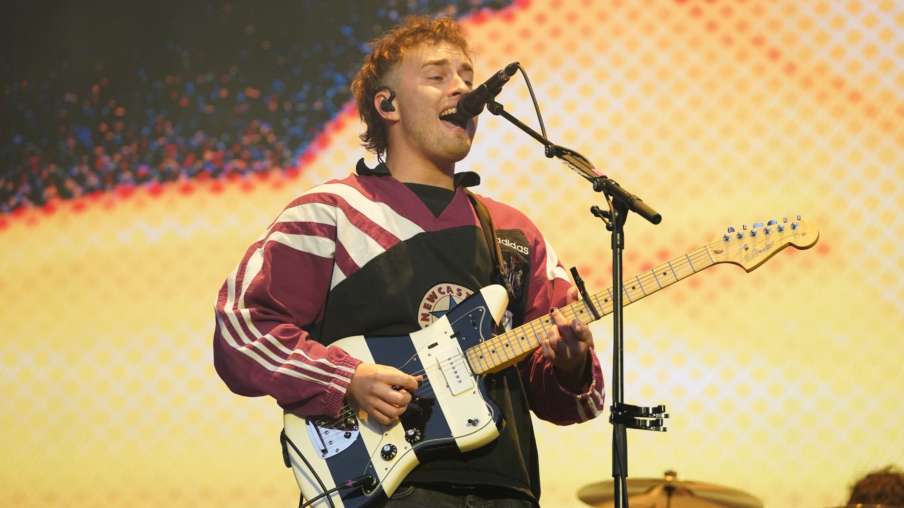 3000x1687 AC DC's Brian Johnson Joins Sam Fender On Stage At St James' Park In Newcastle. ITV News Tyne Tees