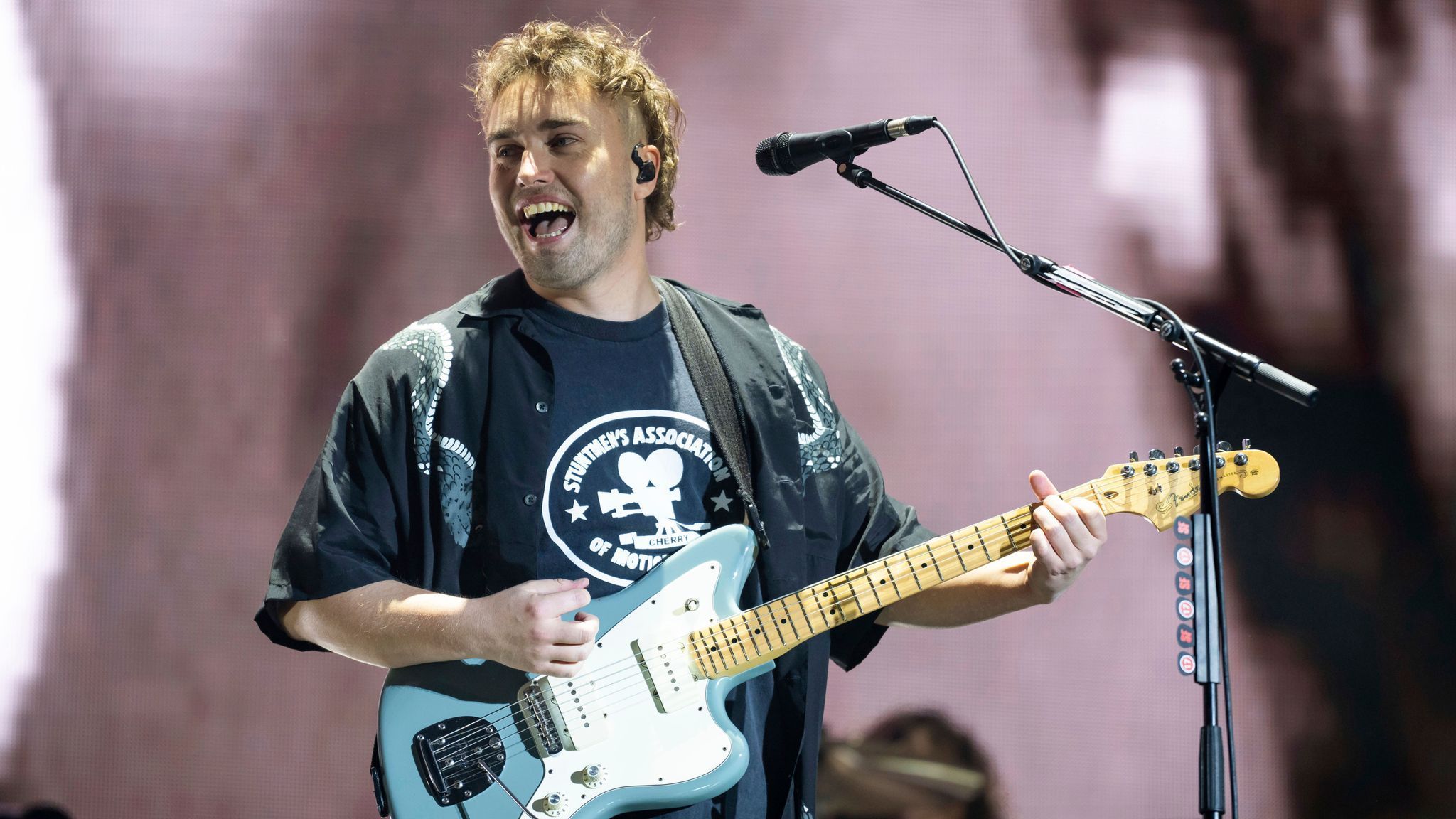 2048x1152 Sam Fender wins 2025 Mercury Prize for album People Watching. Ents & Arts News