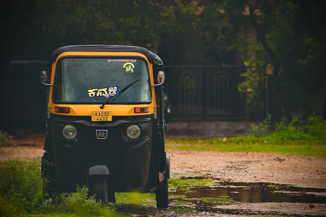 1125x750 A Tricycle Under the Rain · Free