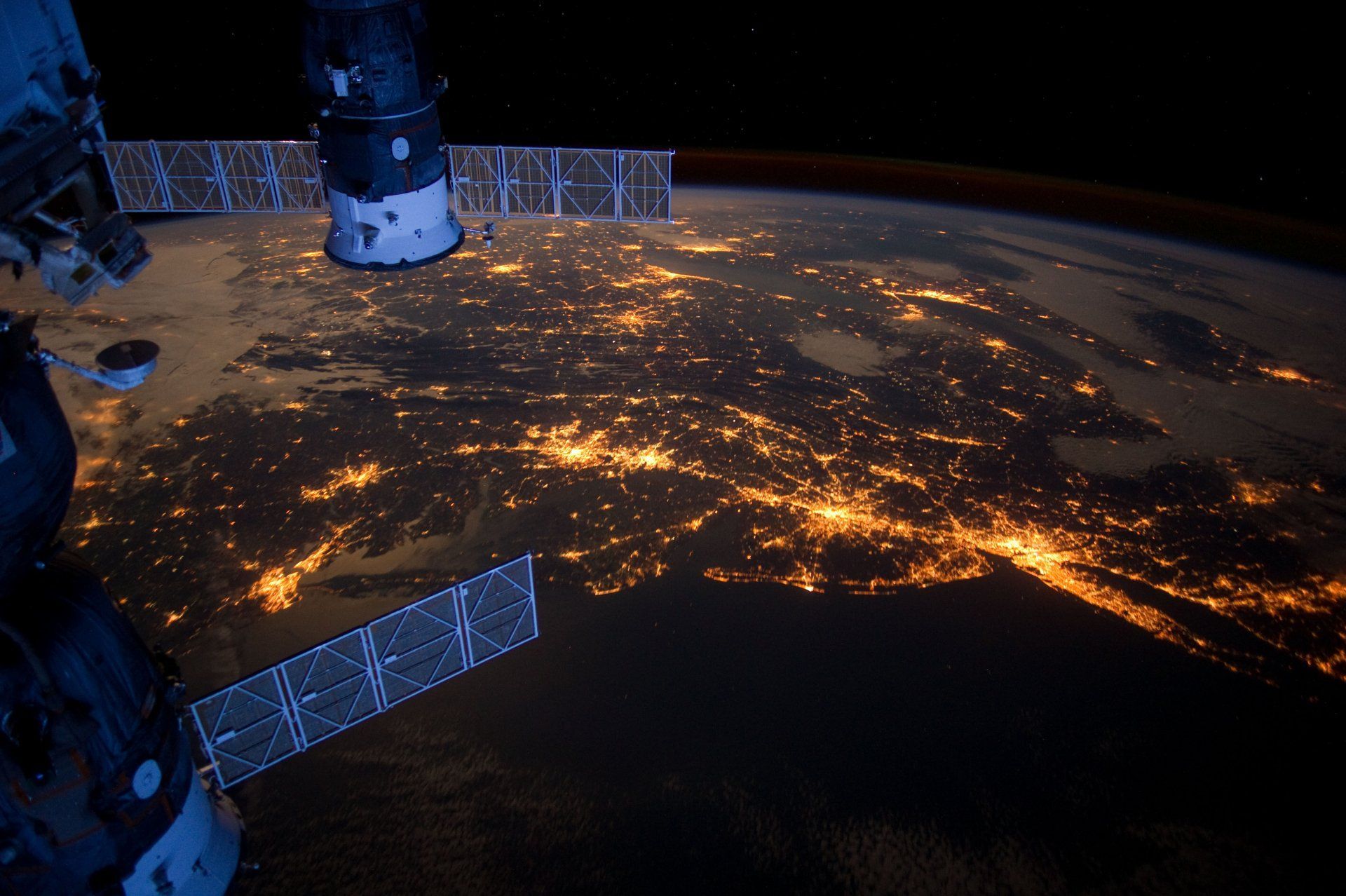 1920x1278 Earth from Space: Stunning 4K Ultra HD View from the International Space Station
