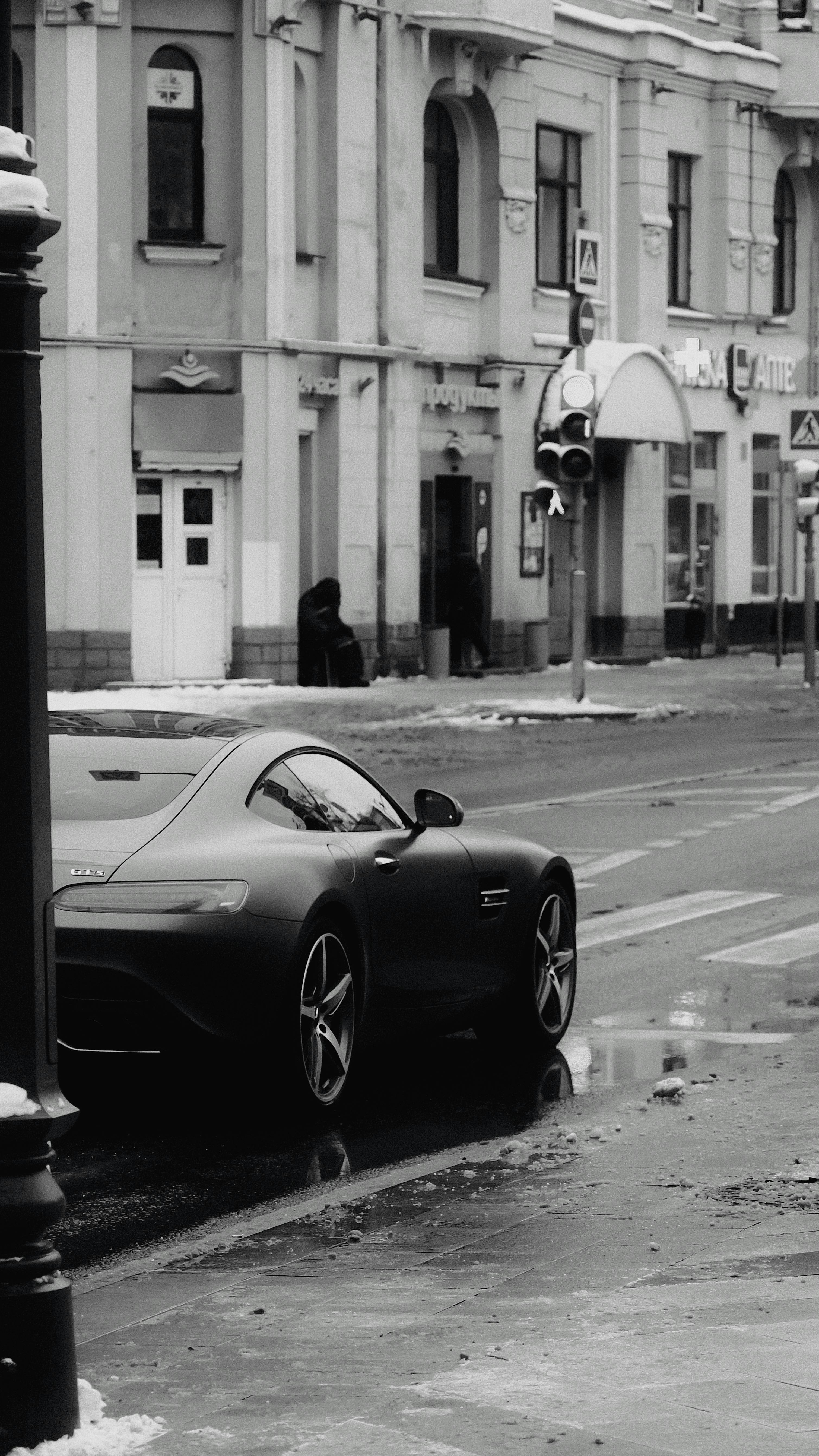 3018x5364 Expensive Car on City Street in Black and White · Free