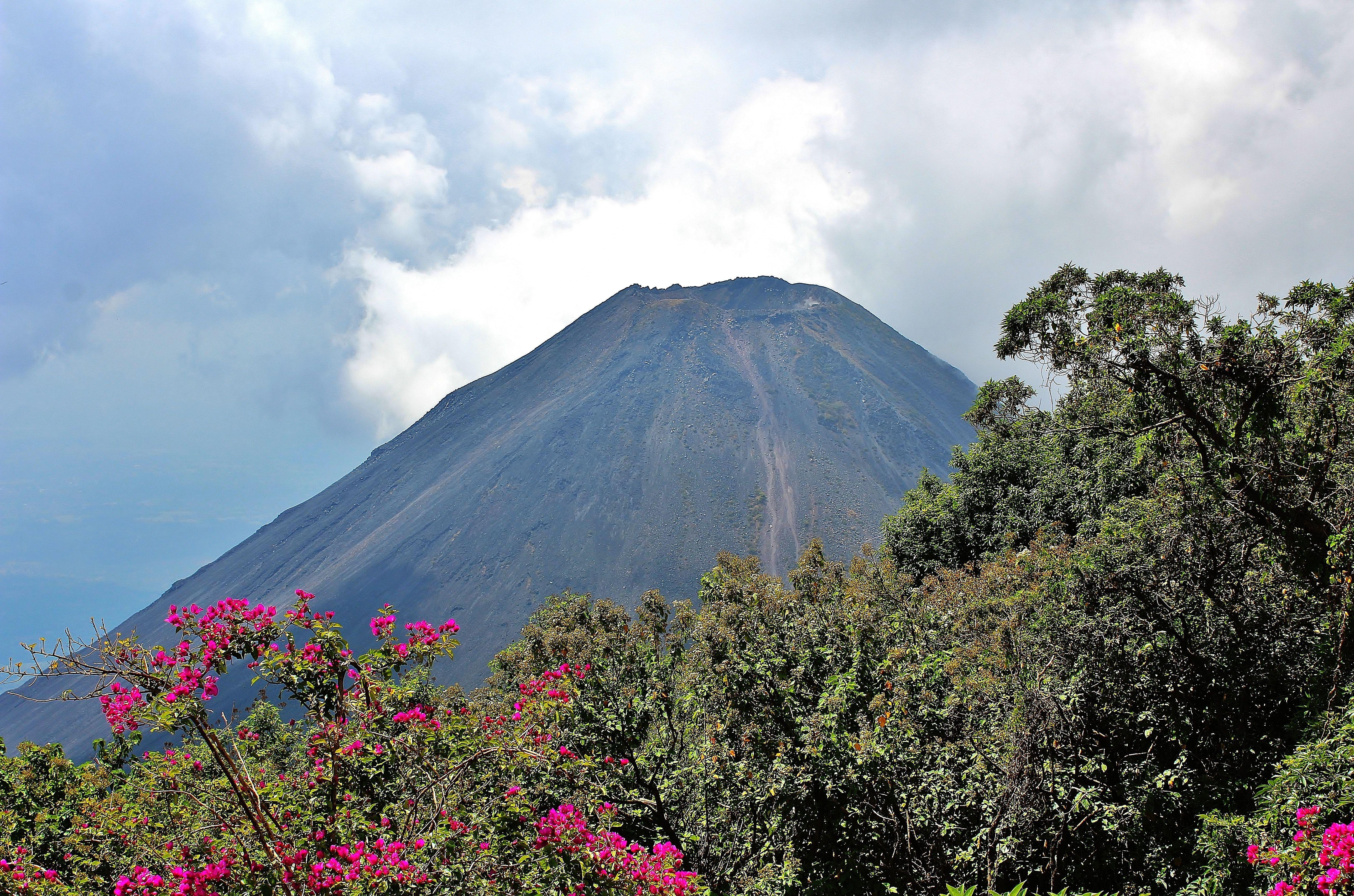 5156x3414 Free of El Salvador, trees, volcano