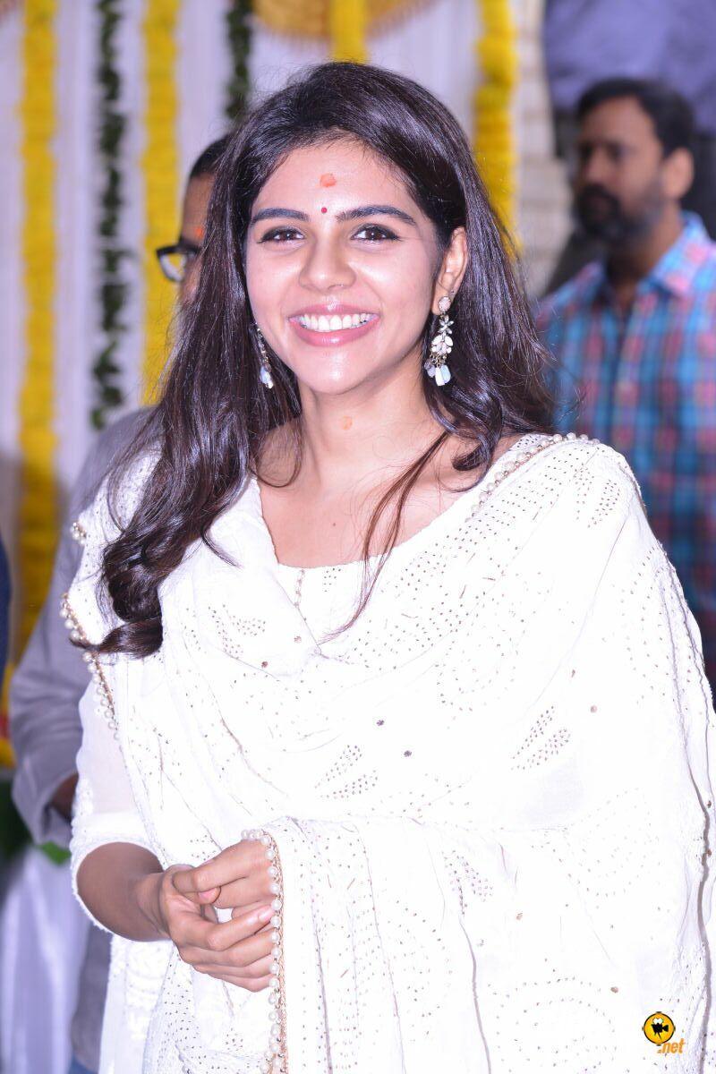 800x1200 Kalyani Priyadarshan at Chitralahari Movie Opening (2)
