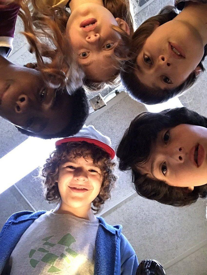 850x1132 Season 2 BTS: Gaten Matarazzo, sadie sink HD phone wallpaper
