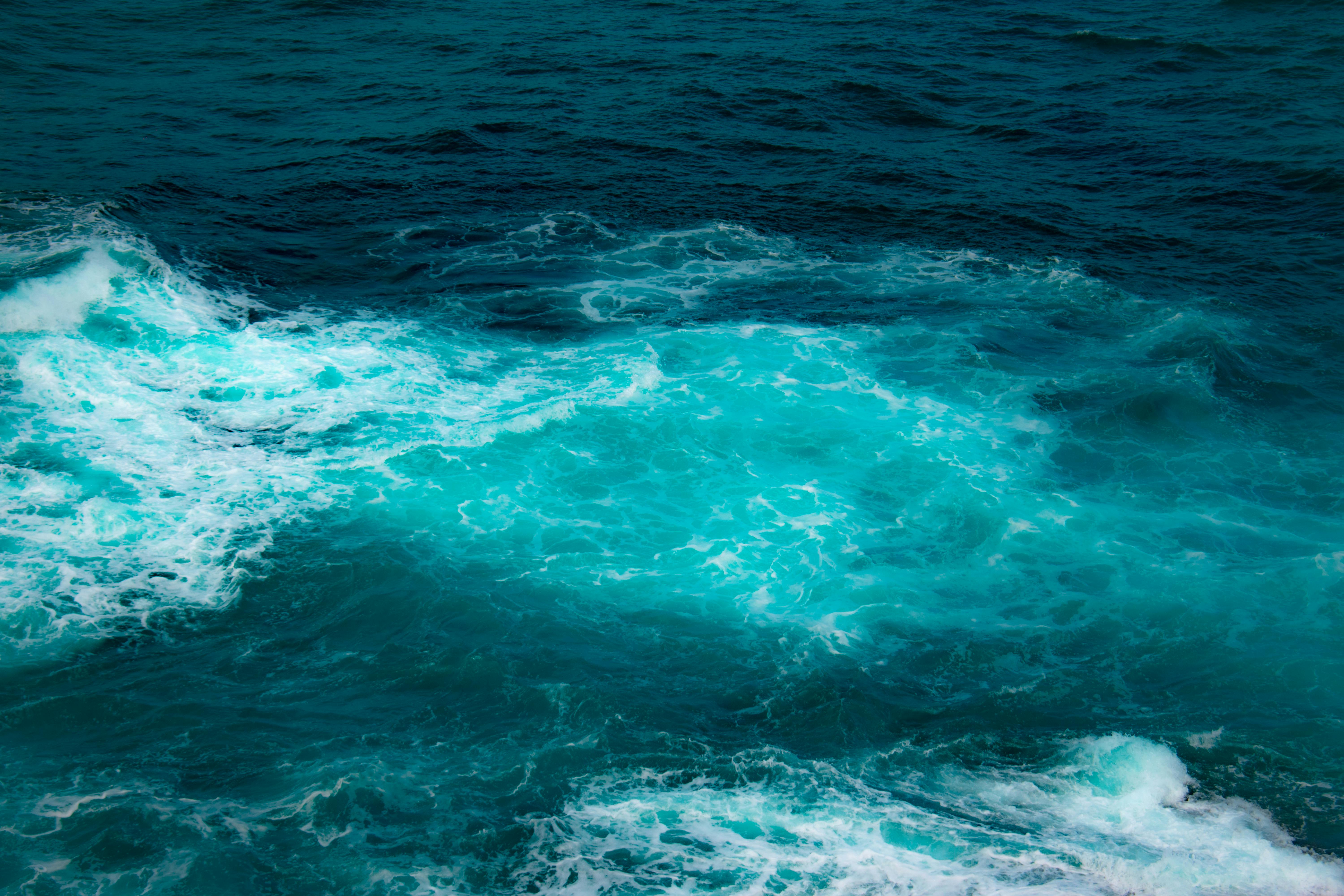 6000x4000 Dynamic Ocean Waves with Turquoise Waters · Free