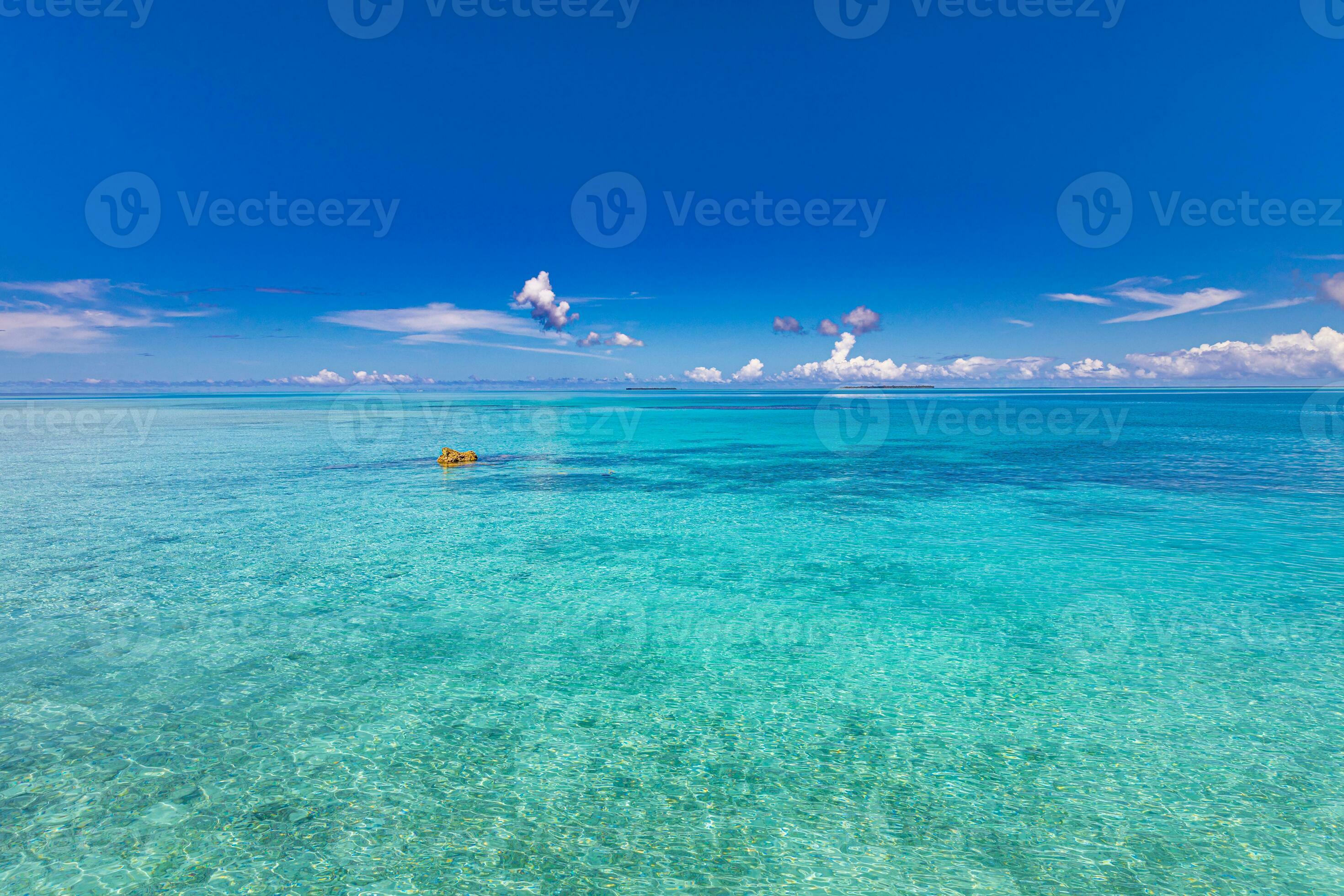 2940x1960 Fantastic seascape, endless tropical turquoise blue sea. Horizon from an aerial view. Beautiful landscape of clear turquoise Indian ocean, Maldives islands