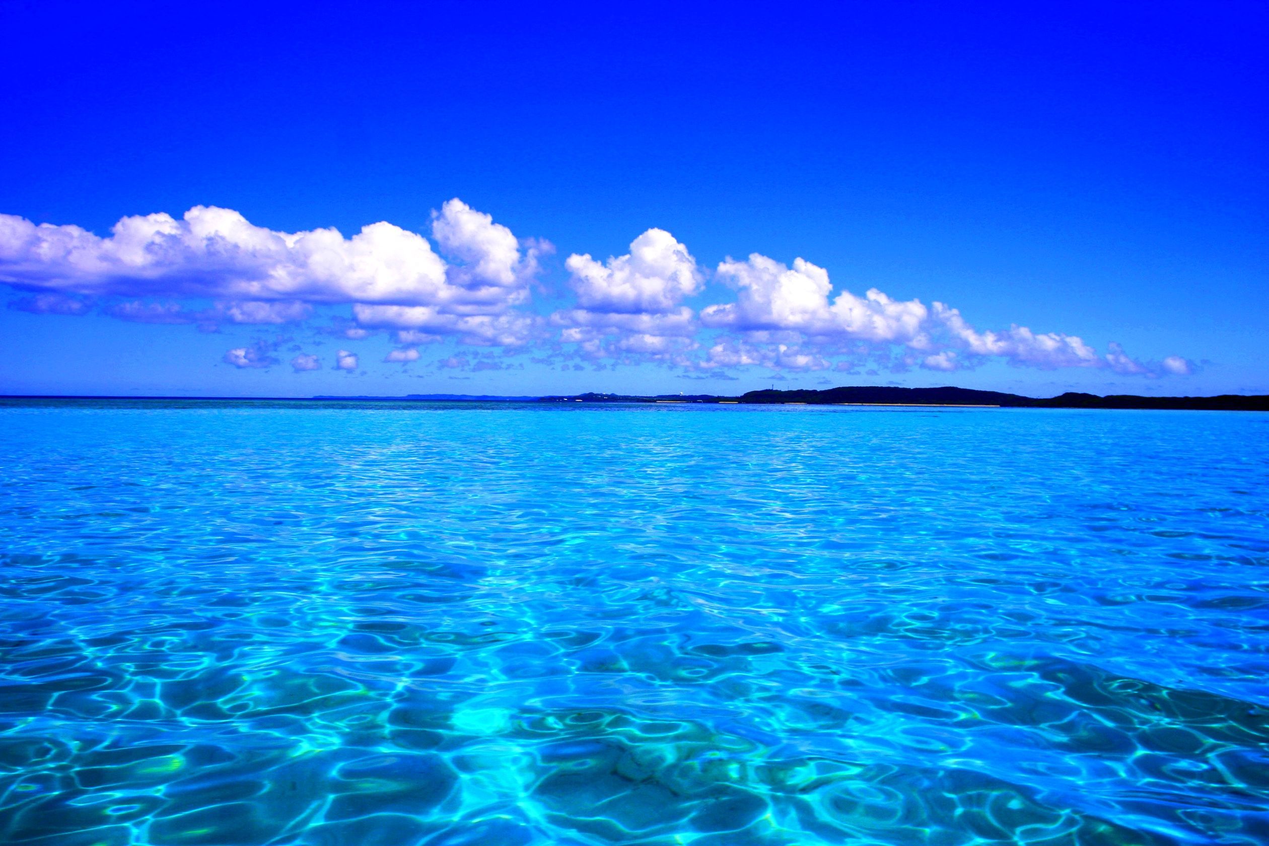 2520x1680 Turquoise Caribbean Horizon: Stunning HD Ocean Sky Wallpaper