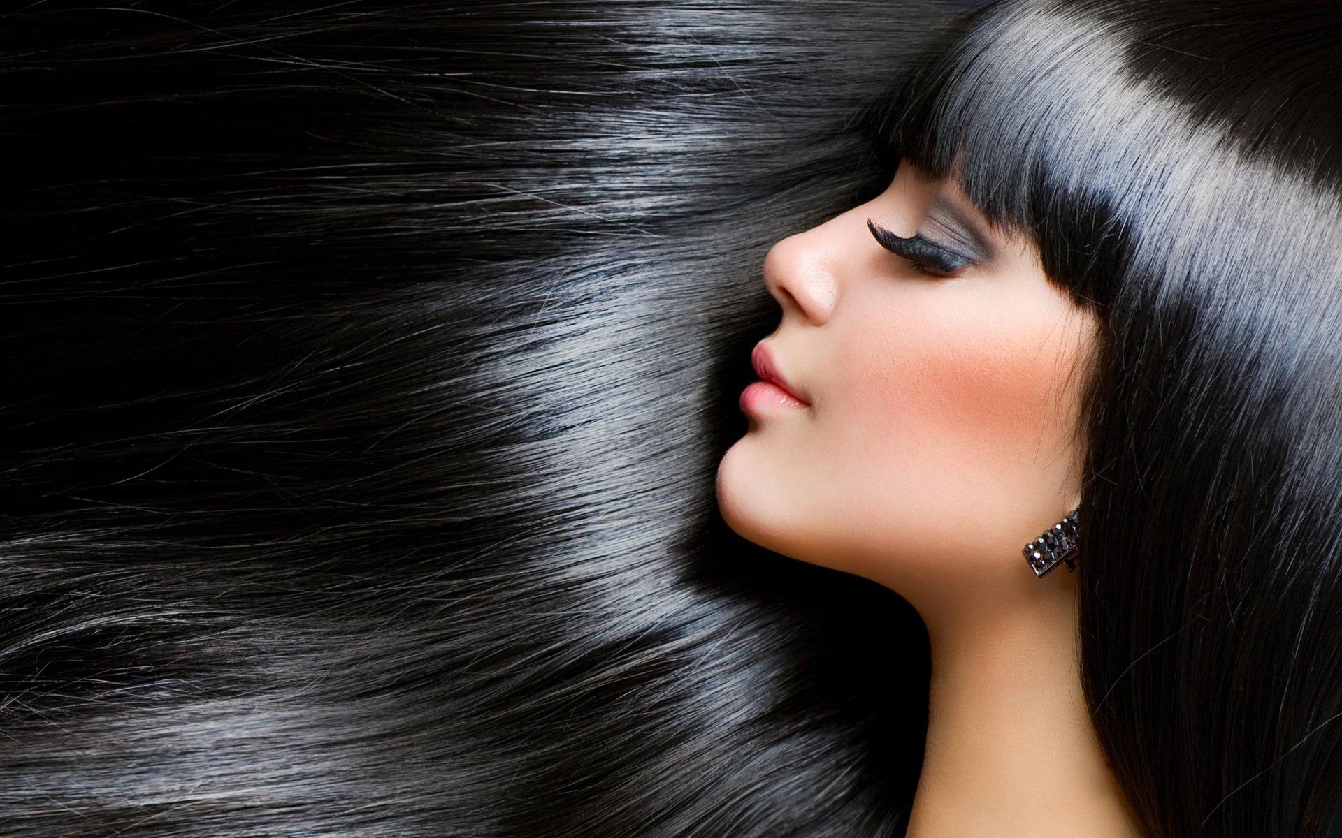 1920x1200 Elegant Black Hair Wallpaper: A Stunning Portrait of Beautyx1600