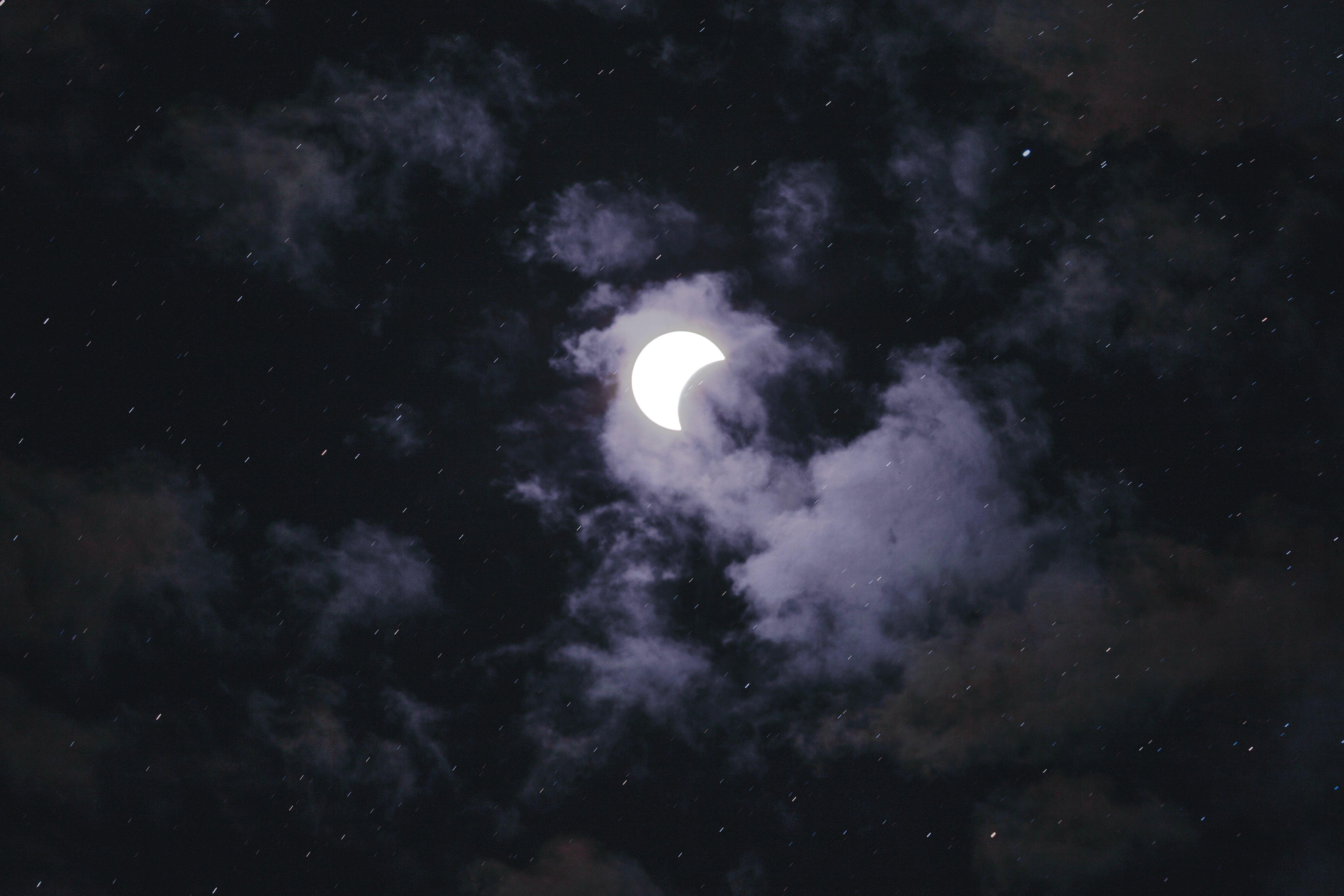 Clouded moon. Ночное небо с облаками. Ночное небо с тучами. Облака ночью. Ночное небо с луной и облаками.