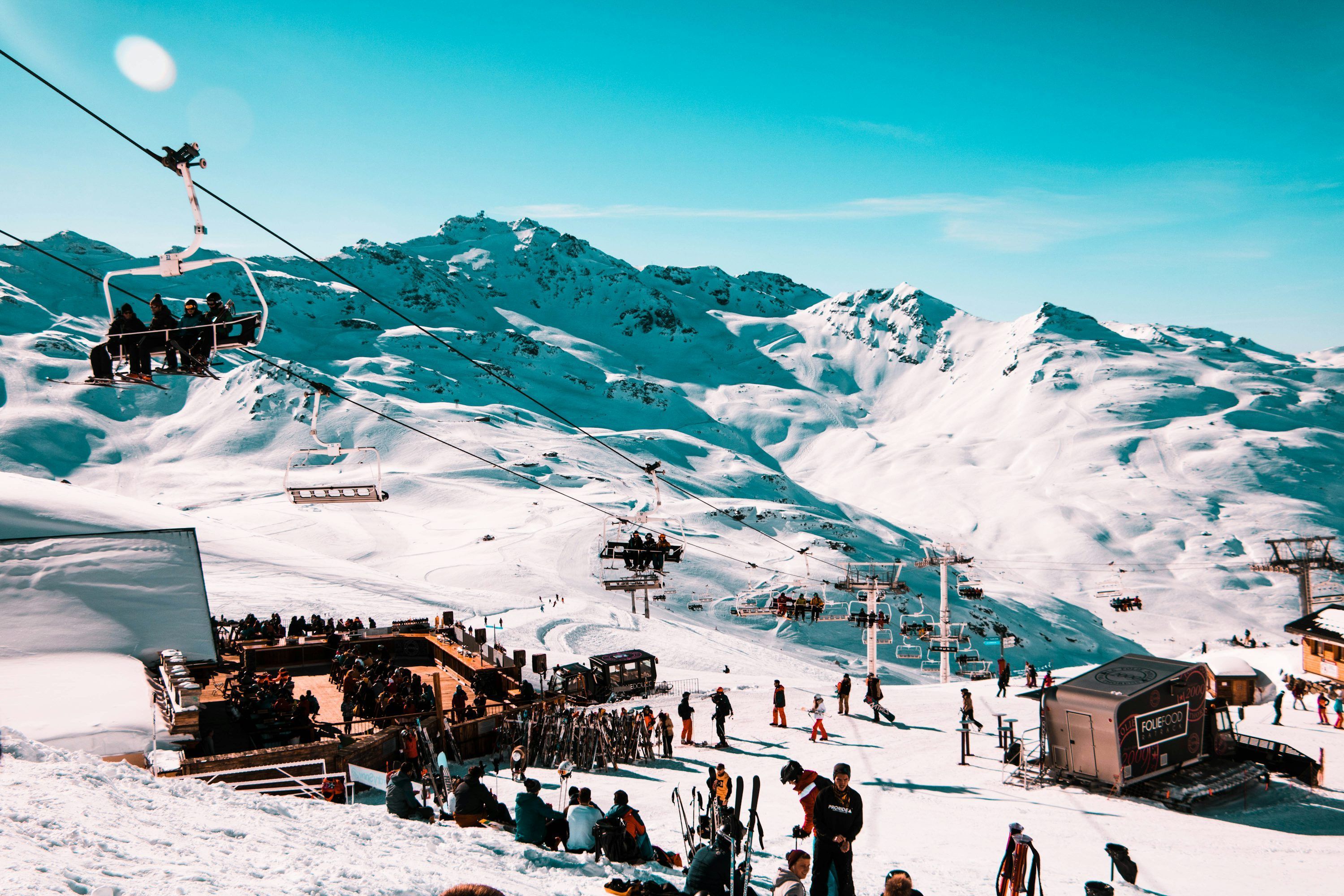 3000x2000 Crowd gathered on snowy mountain park photo